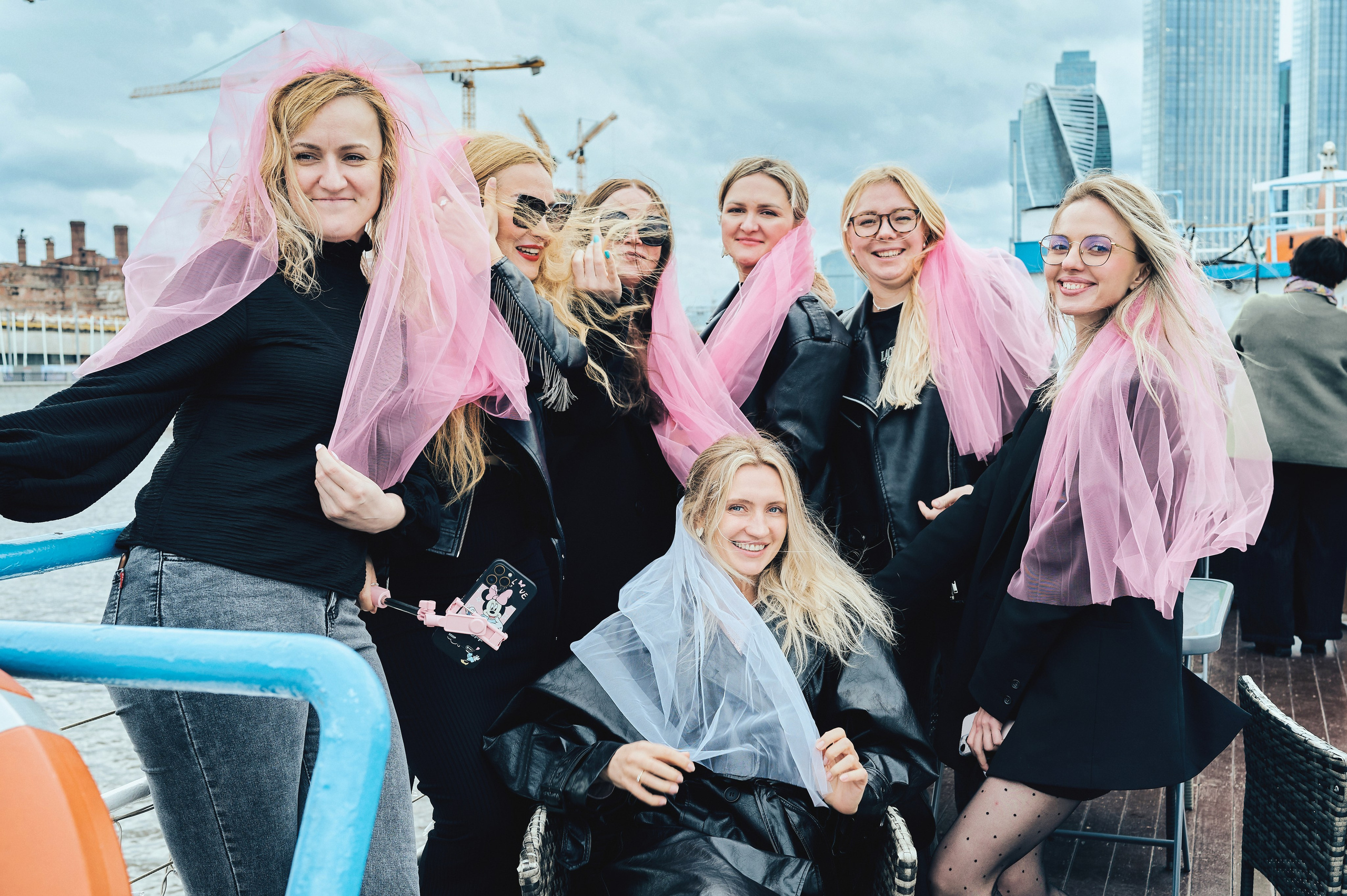 Люди на мероприятии, групповой портрет гостей, живое событие фотография