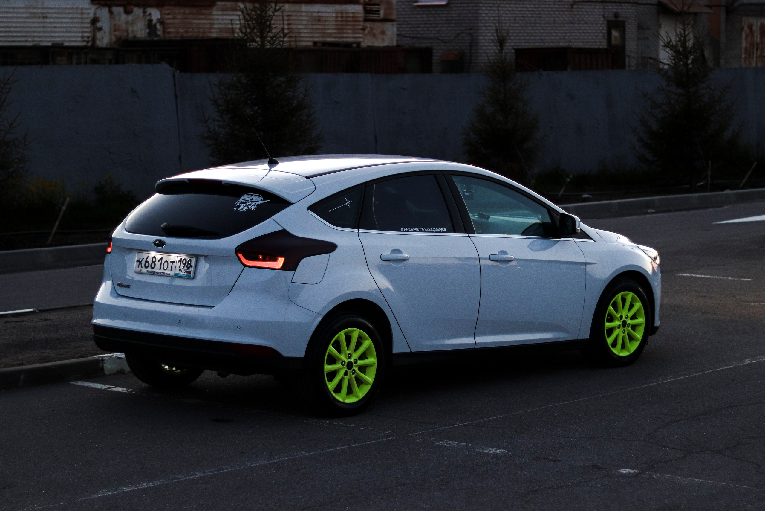 Ford Focus и Волга у ТРК Лето. Ивентный фотограф в Санкт-Петербурге Олег Комков