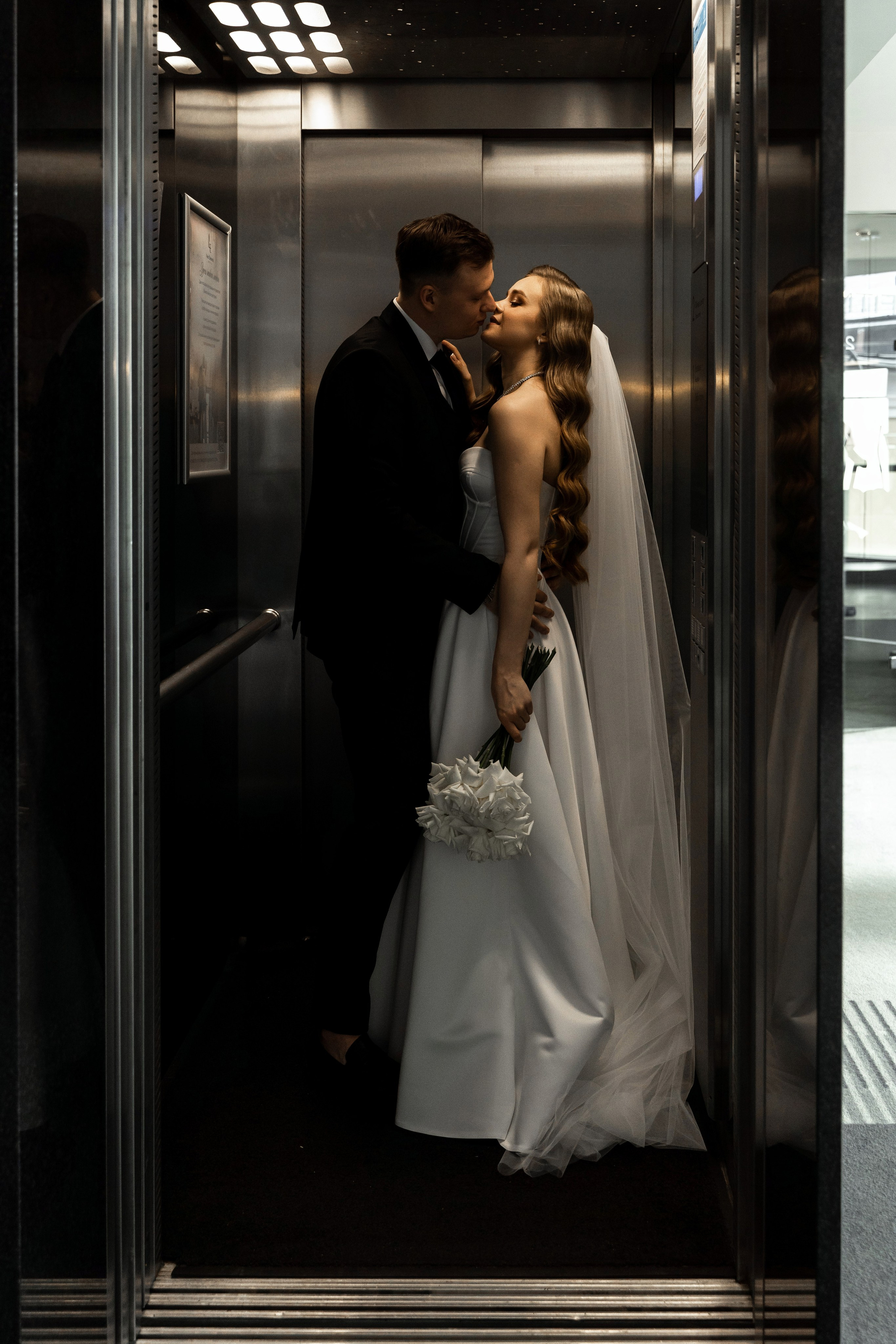 Свадебная фотосессия в Екатеринбурге, фотосессия у Оперного театра, сборы в отеле. Фотограф Татьяна Мамонтова