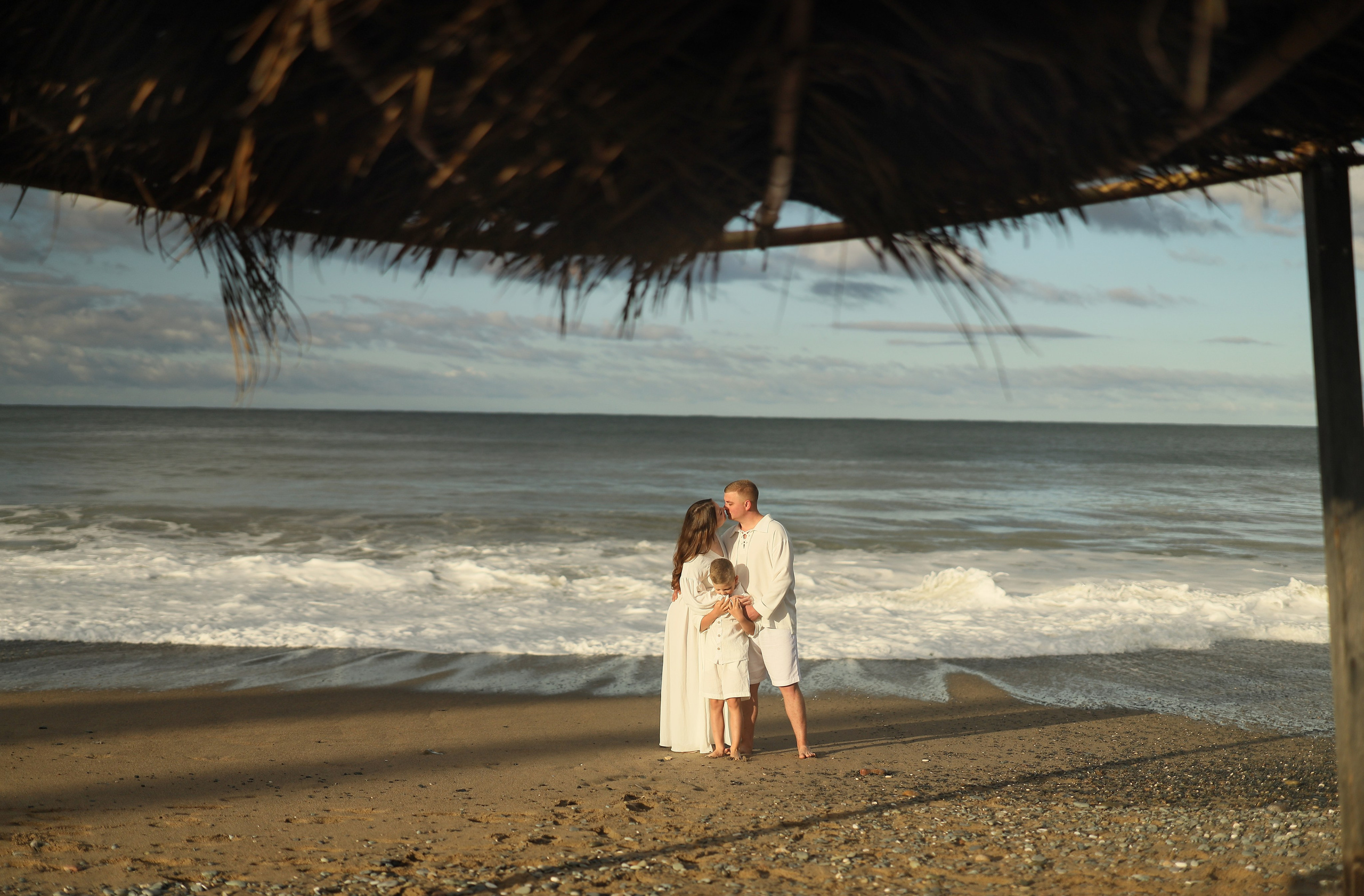 Семейная фотосессия на пляже в Сухуме. Свадебный и семейный фотограф в Абхазии Жанна Соснина