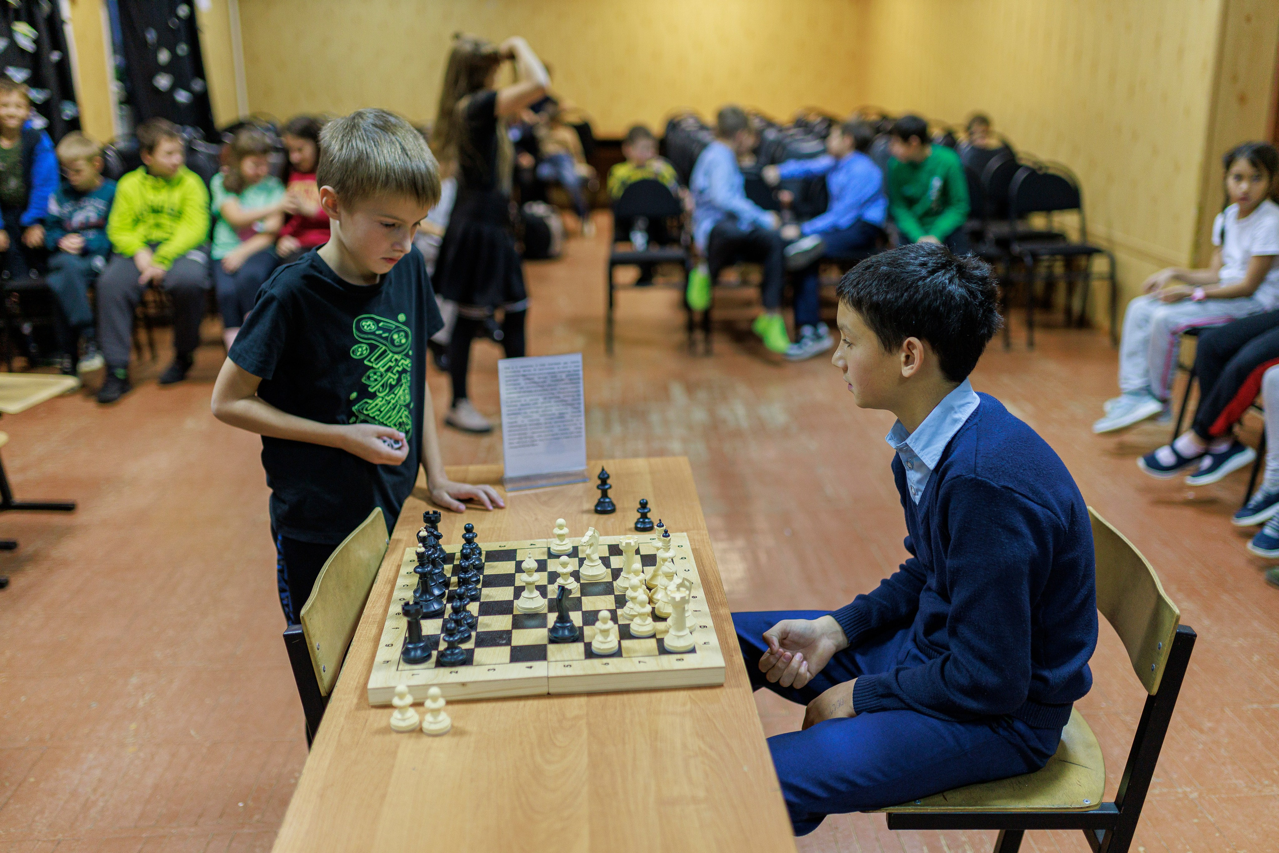 Репортажная сьёмка игры в шахматы в детском доме. Семейный и детский фотограф в Рязани Васюгова Мария