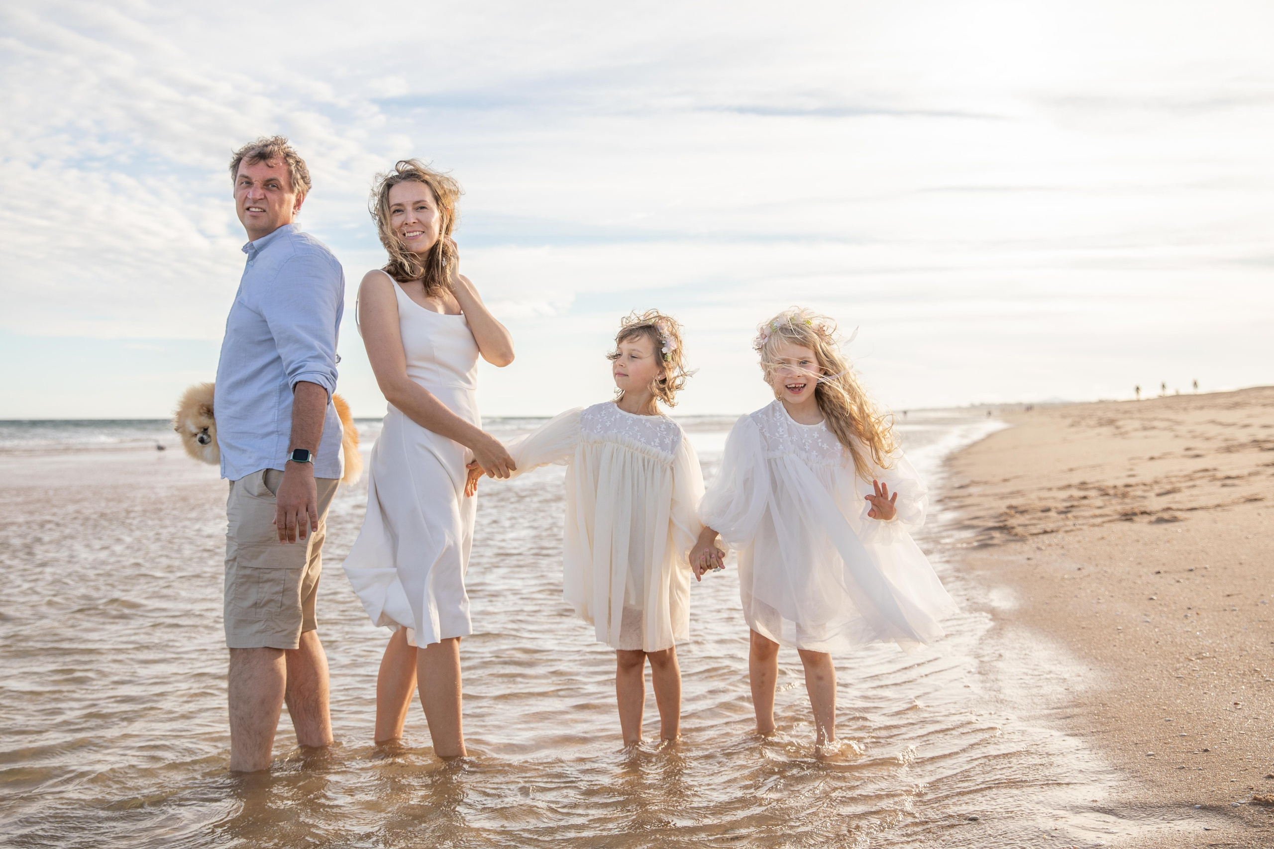 Family on the ocean. Professional Photographer in Portugal. Oksana Lomnova
