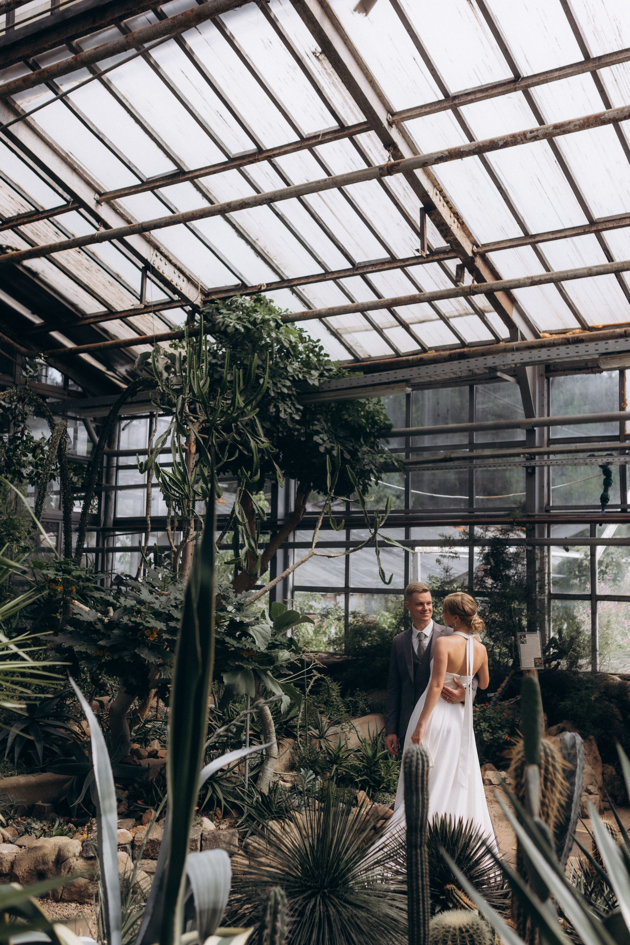 Свадебная фотосессия в Главном Ботаническом саду и в оранжерее. Свадебный фотограф в Москве Мария Крош