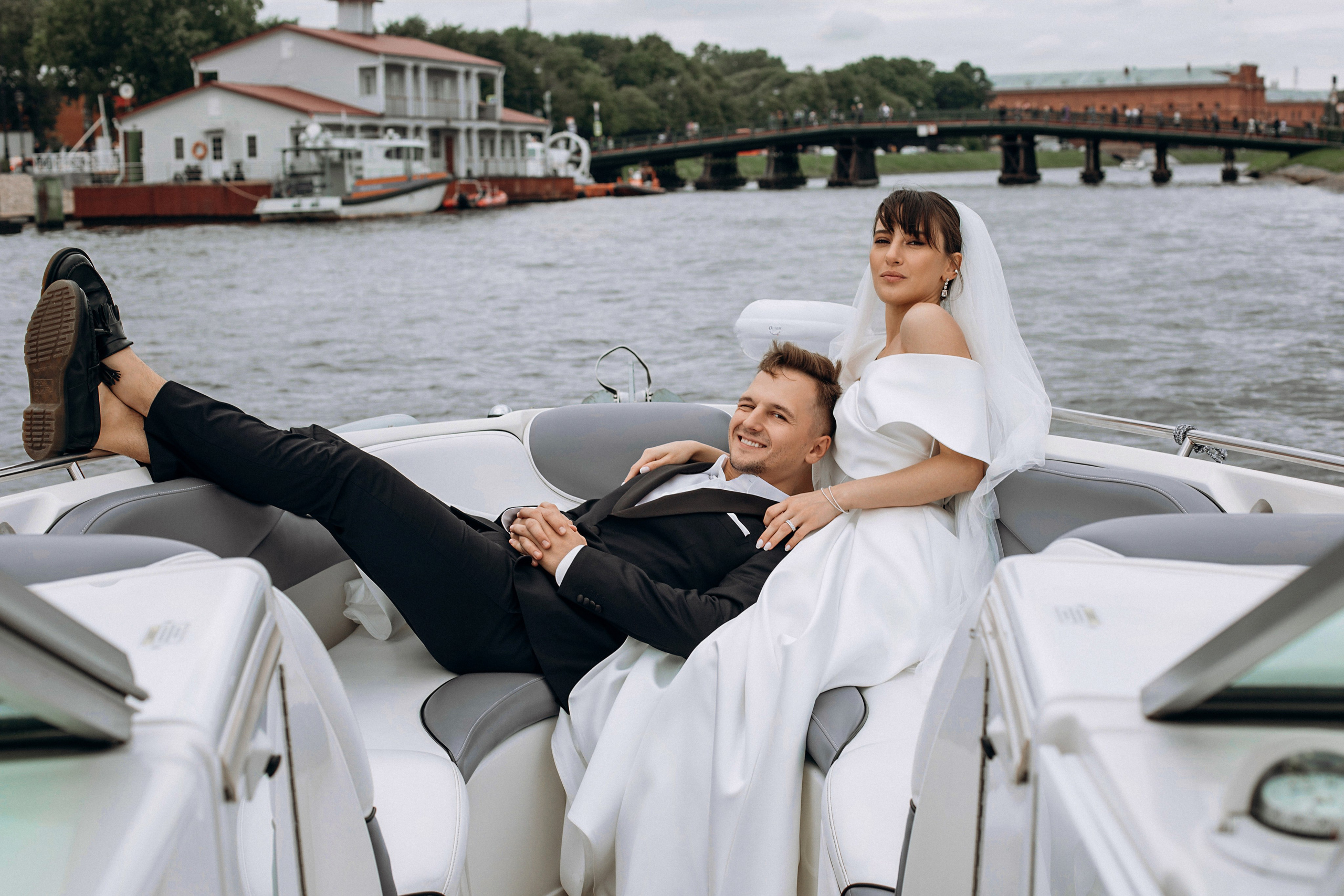 Свадьба на катере. Свадебный фотограф в Санкт-Петербурге Вика Стукачева