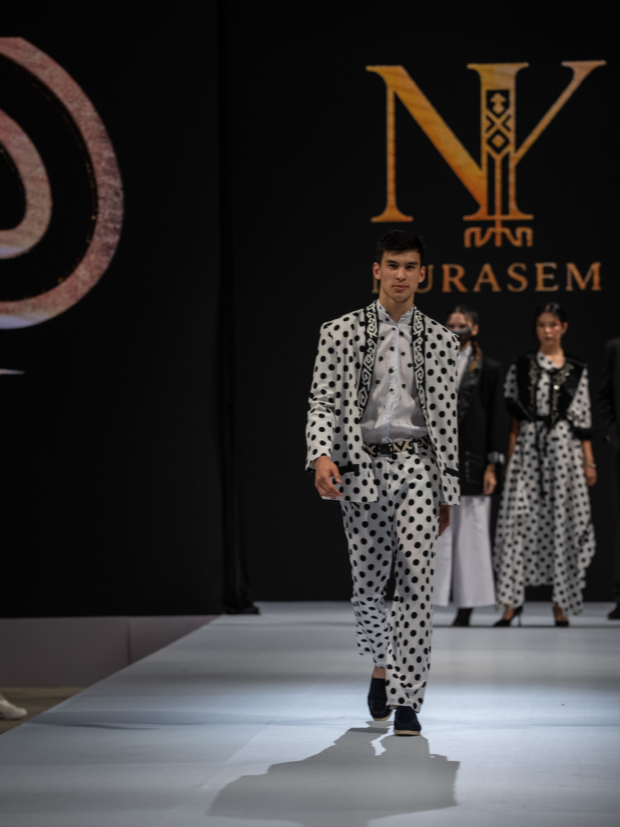 EURASIAN FASHION WEEK Nurasem. Сайт Алматинского НЮ АРТ, будуар и фэшн фотографа Дениса Карпенко