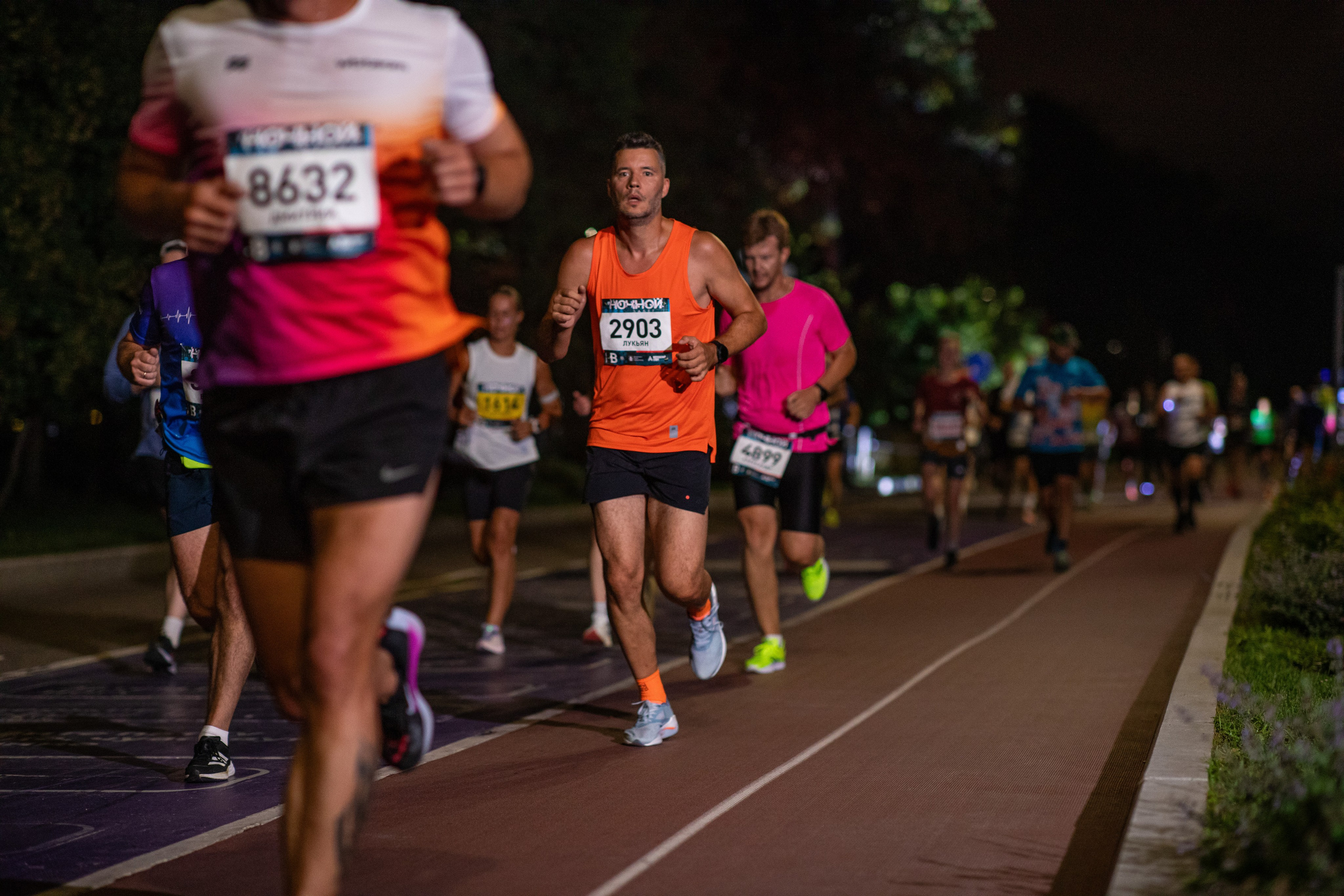 Ночной забег в ленте фотографий бегунов 03.08.24. Фотограф Сергей Ловкий