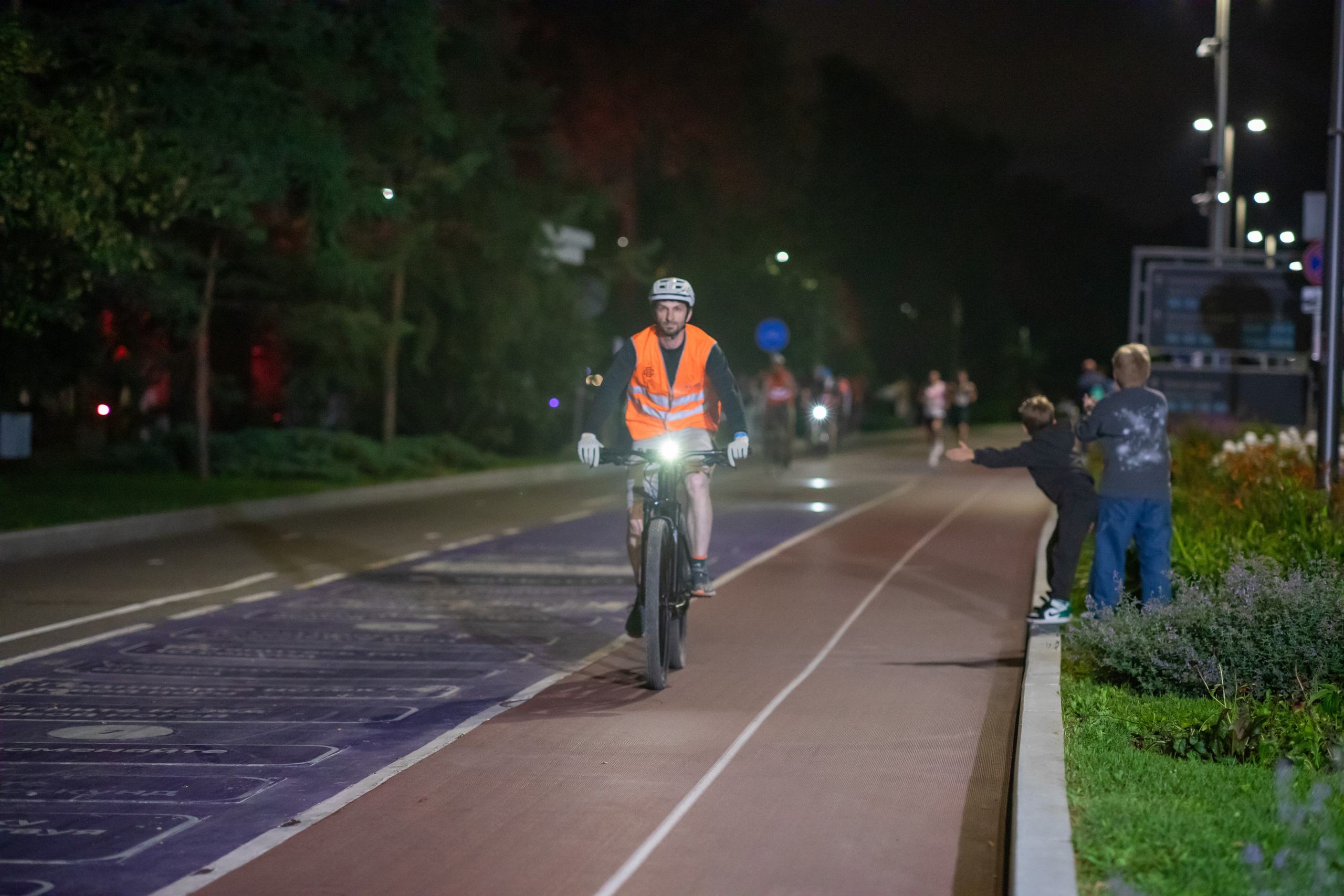 Ночной забег в ленте фотографий бегунов 03.08.24. Фотограф Сергей Ловкий