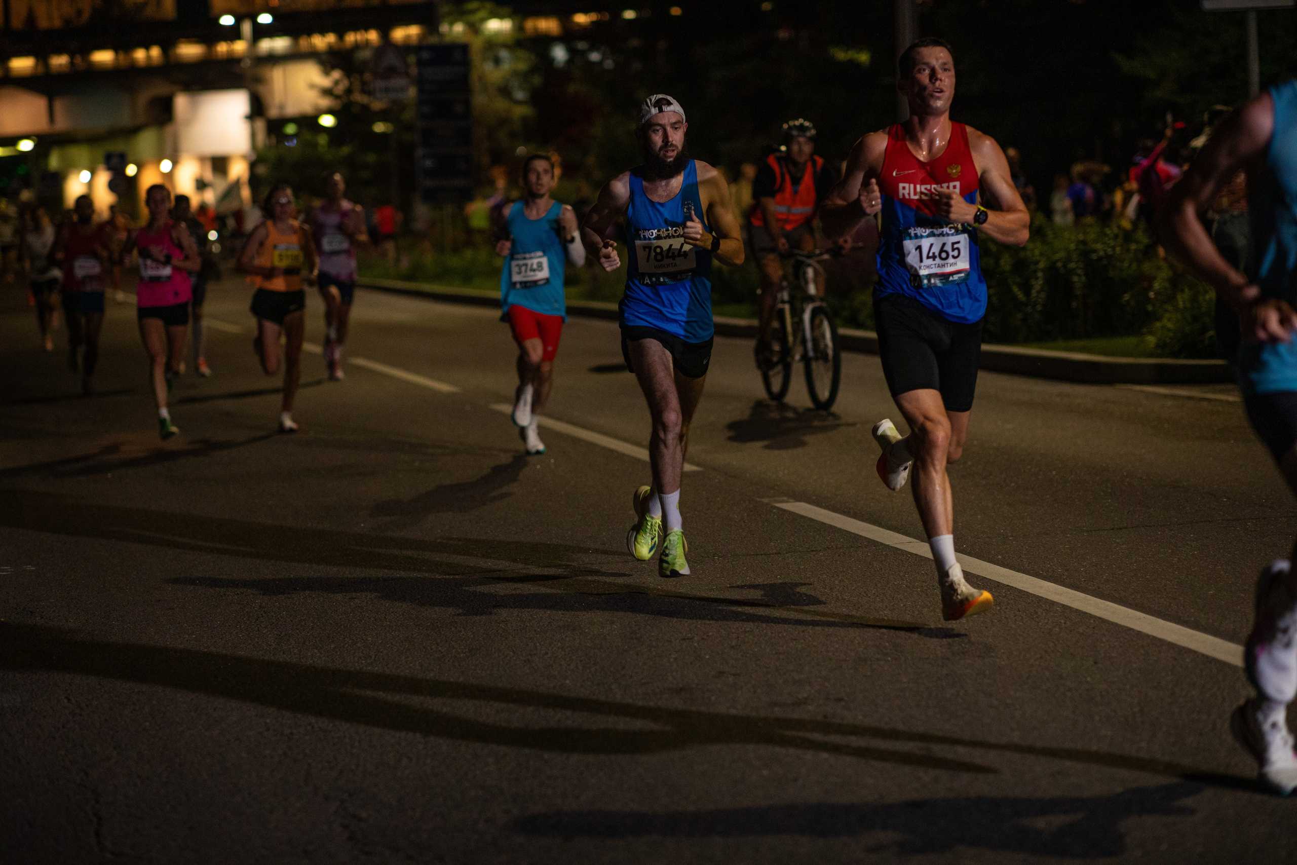 Ночной забег в ленте фотографий бегунов 03.08.24. Фотограф Сергей Ловкий