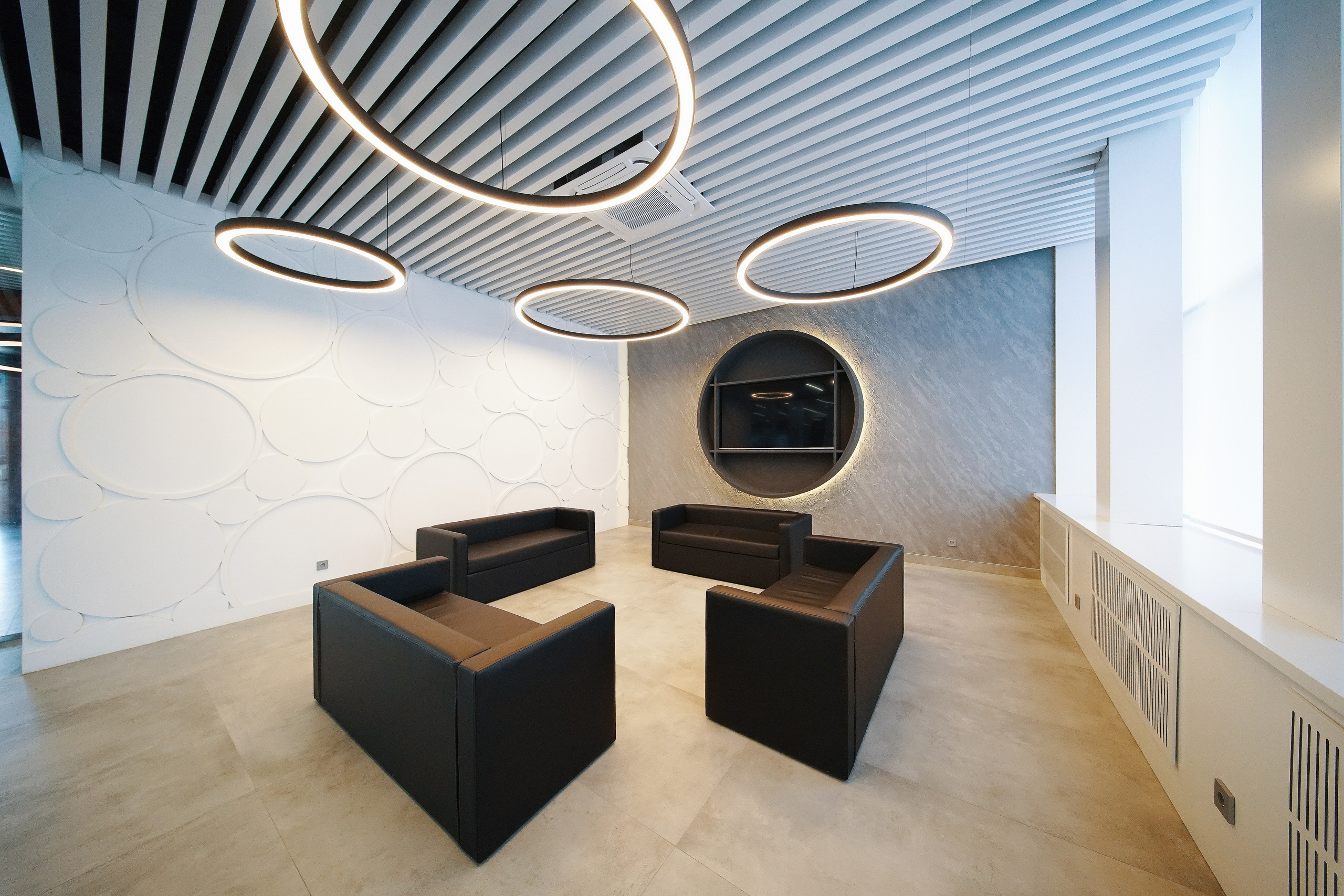 Фойе заводоуправления ВТЗ. Фотограф Никита Барановский