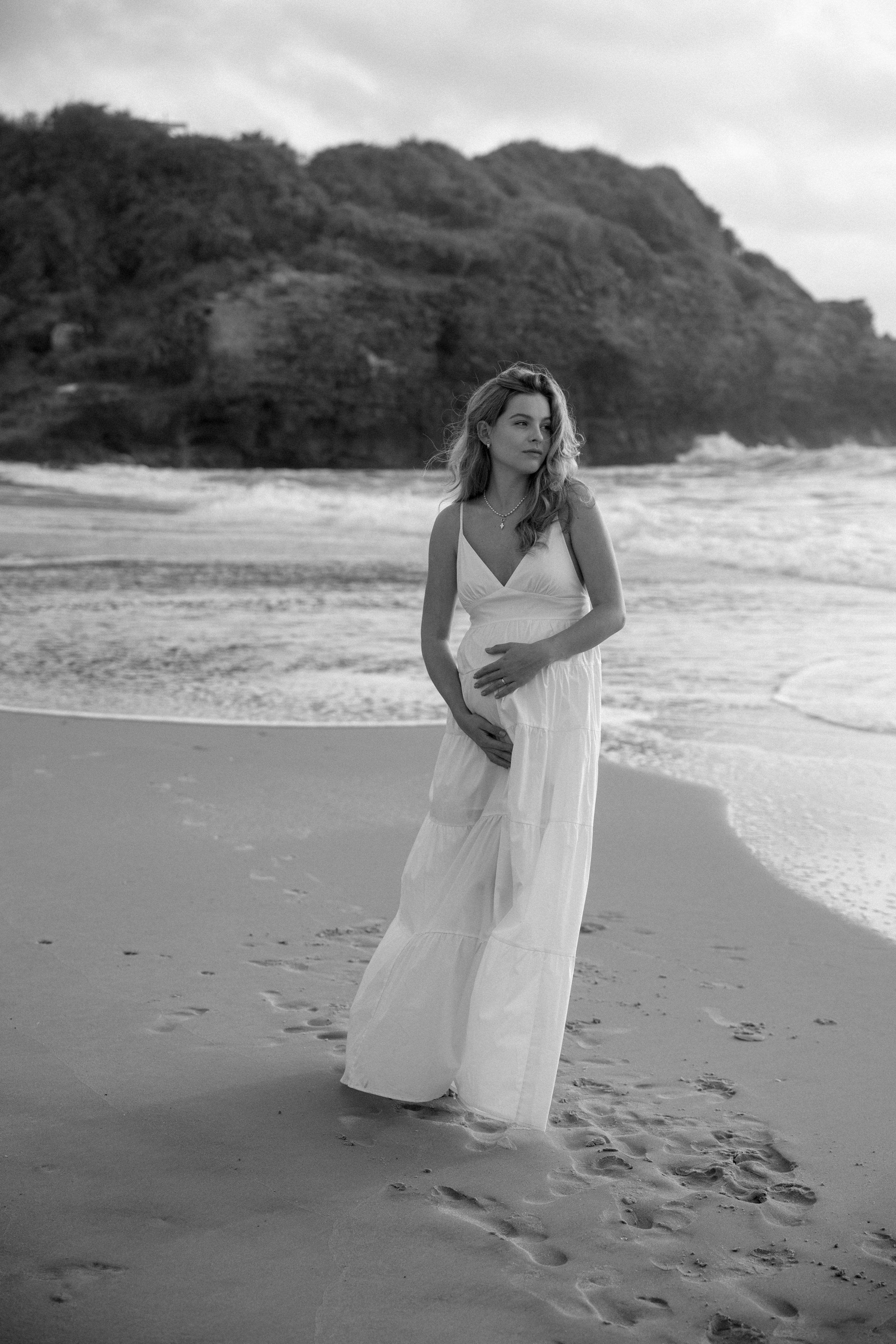 Pregnancy photoshoot near the sea (cloudy weather). Главная