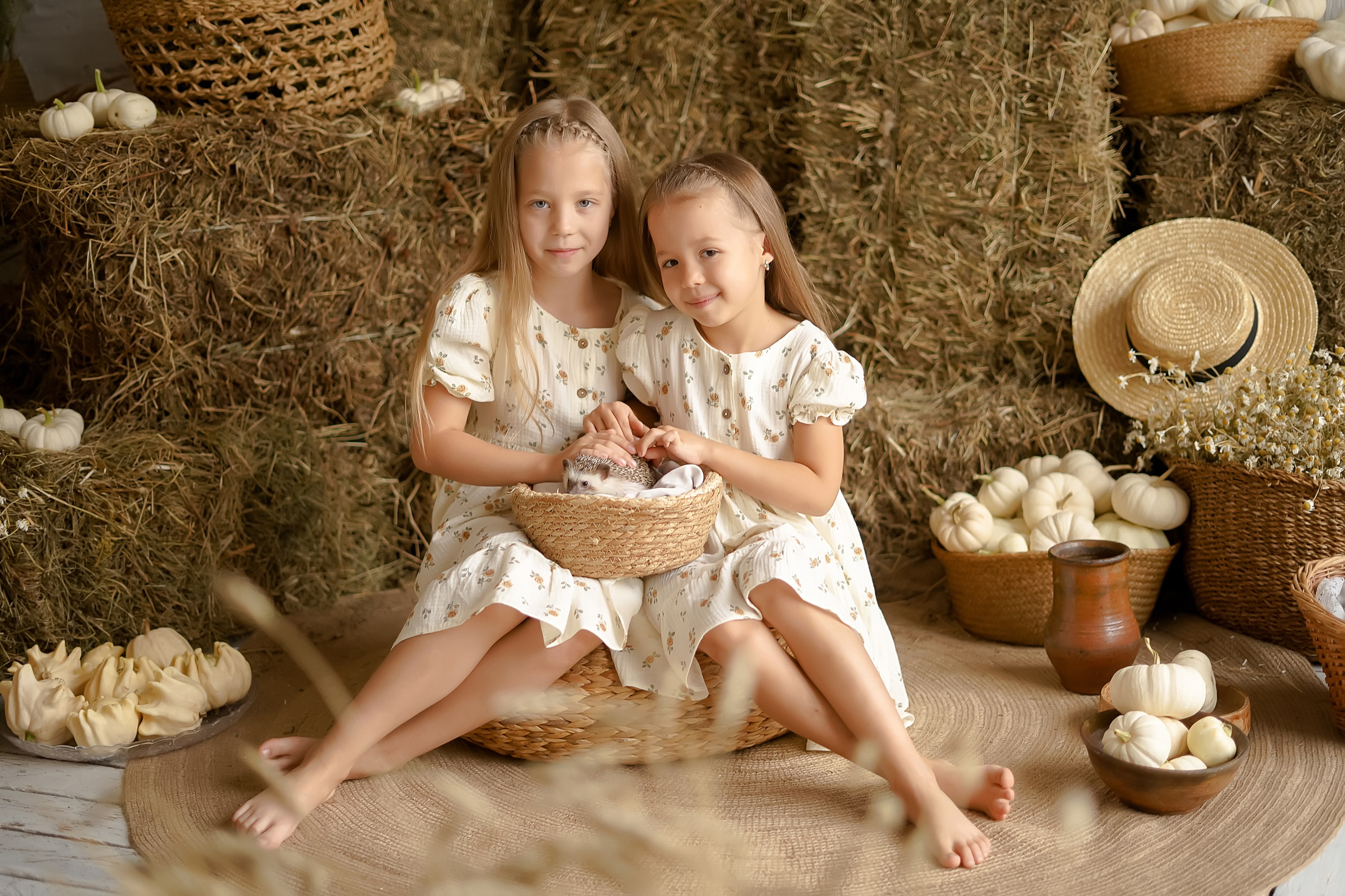 Девочки и ёжик. Фотограф Татьяна Митрофанова