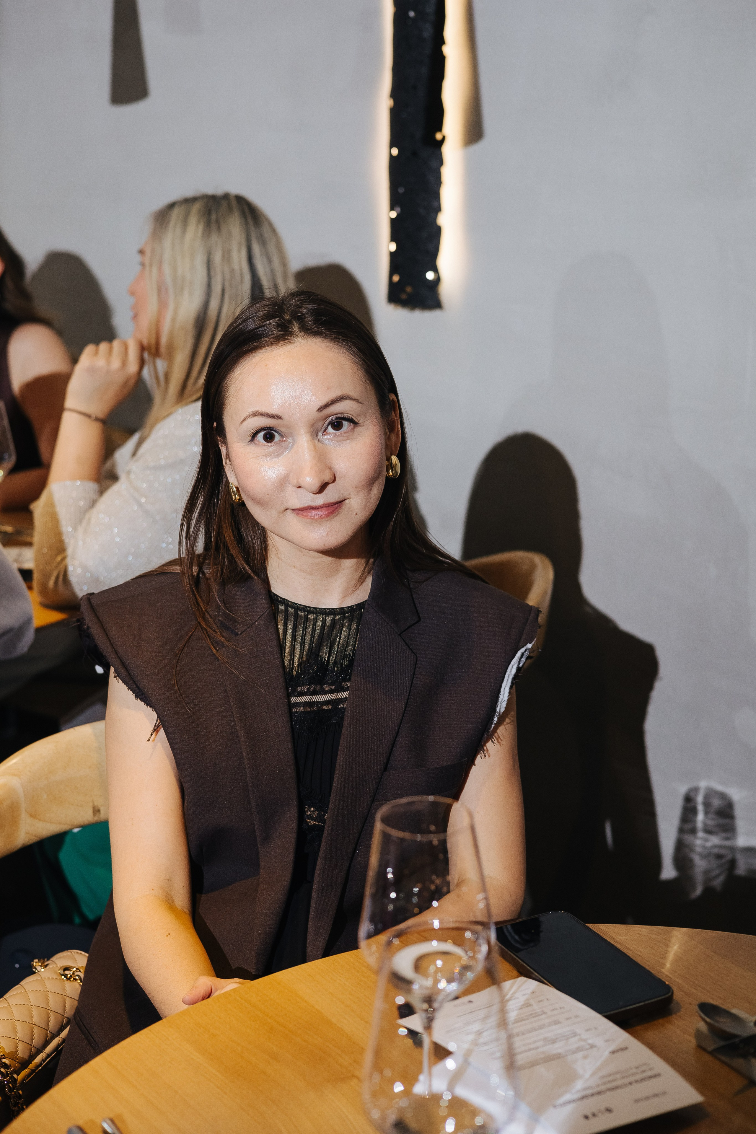 Презентация открытия магазина женской одежды GLVR в ресторане Fresco. Фотограф в Красноярске Надежда Воскресенская