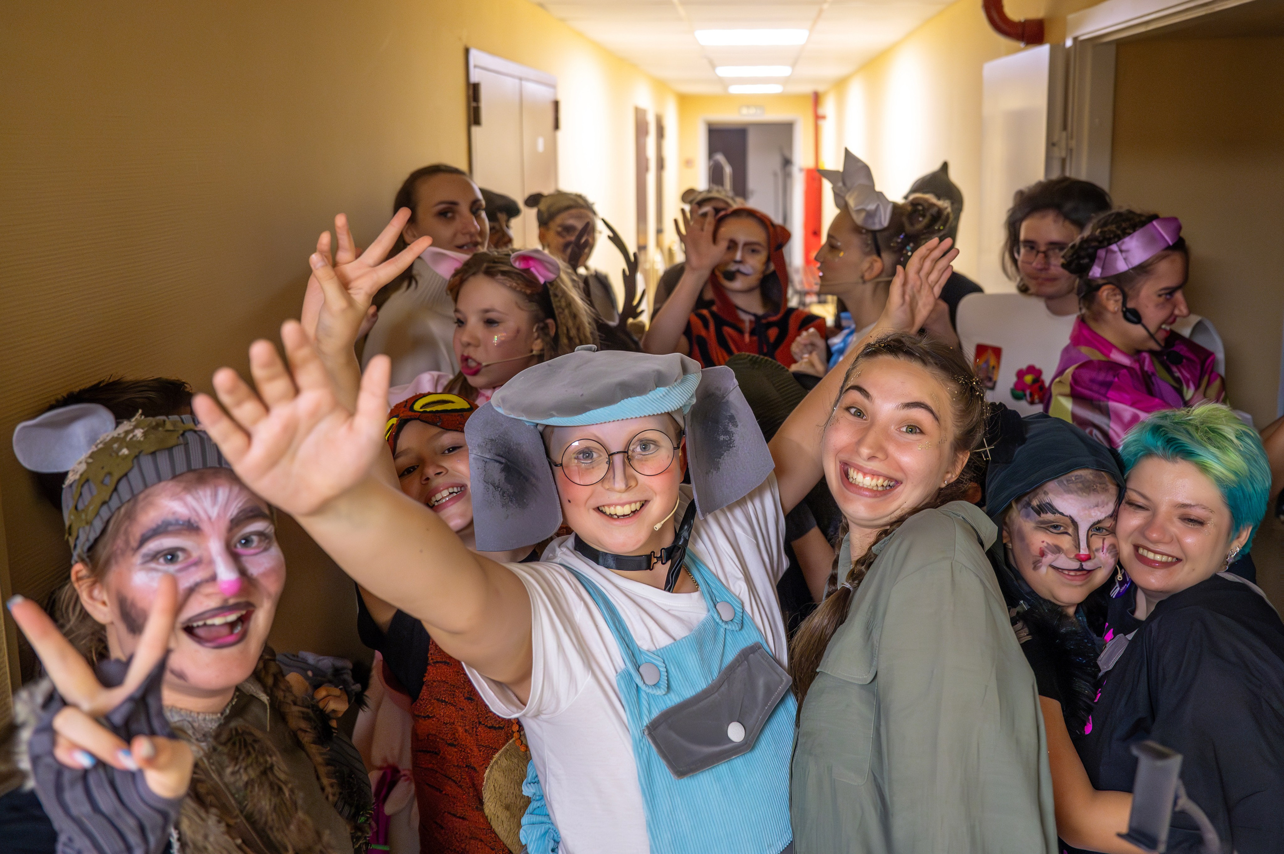 Подготовка к отчетному концерту в летнем детском лагере. Фотограф Анна Мельникова | Москва