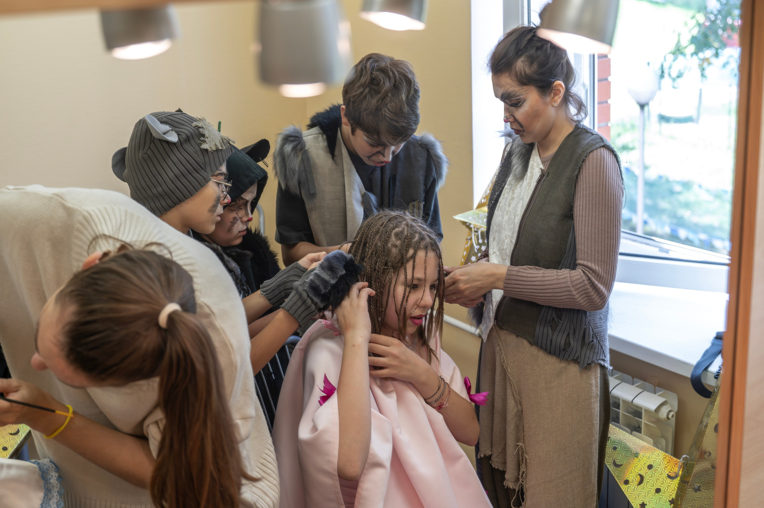 Подготовка к отчетному концерту в летнем детском лагере. Фотограф Анна Мельникова | Москва