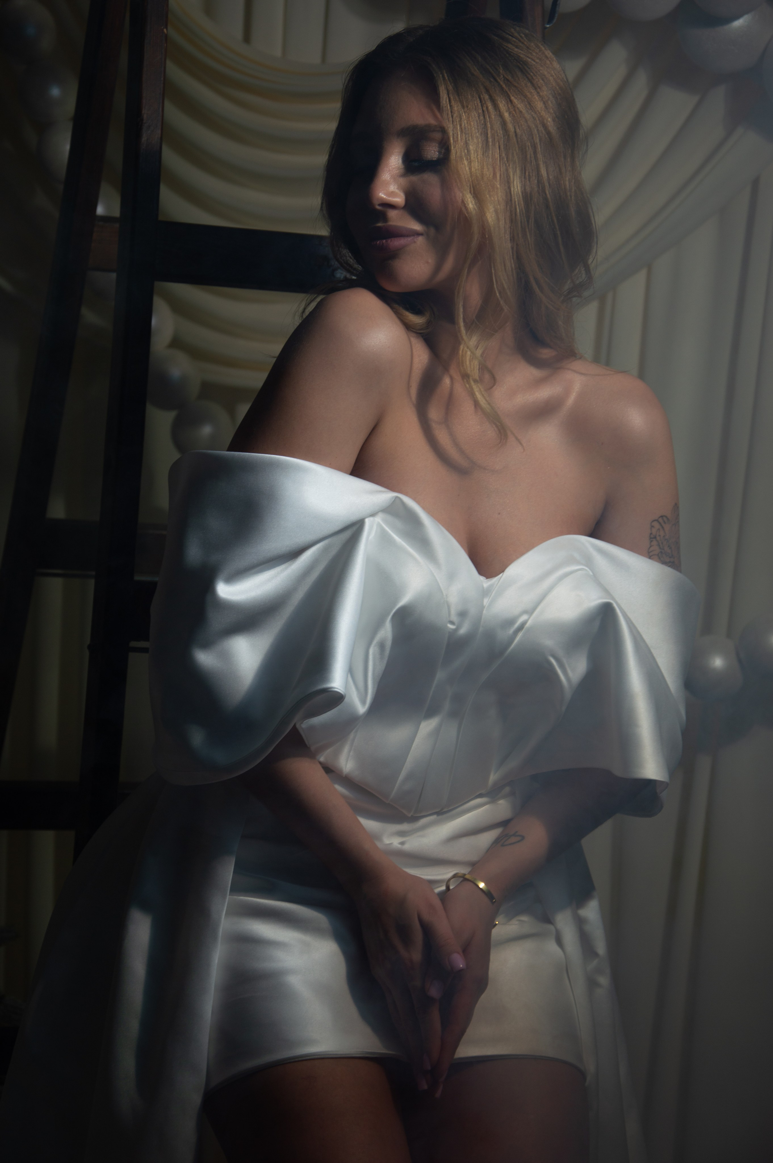 Фотосессия в студии Хабаровск. Улыбающаяся девушка в белом платье