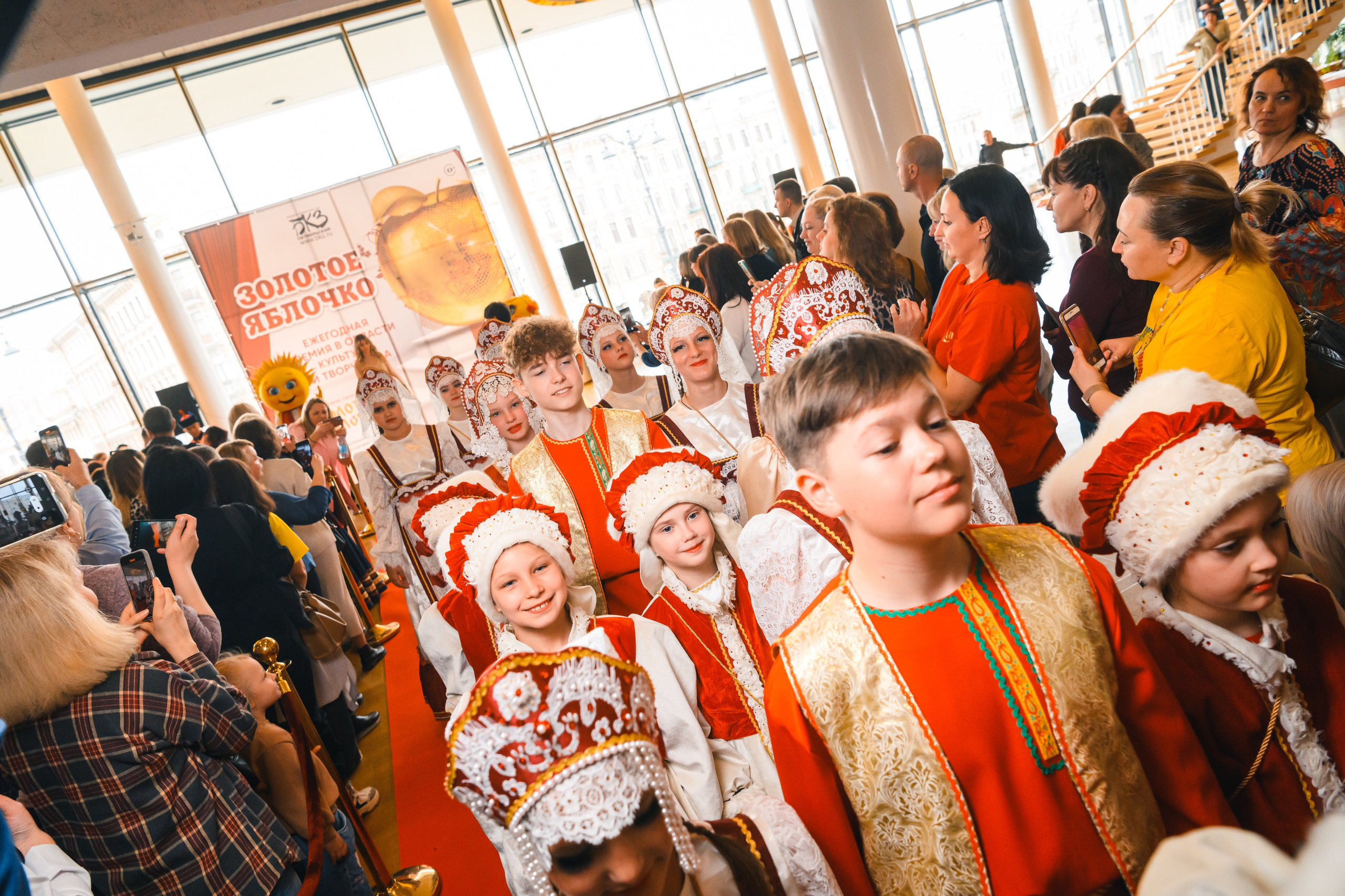 23 апреля, красная дорожка, БКЗ Октябрьский, г. Санкт-Петербург. Золотое яблочко