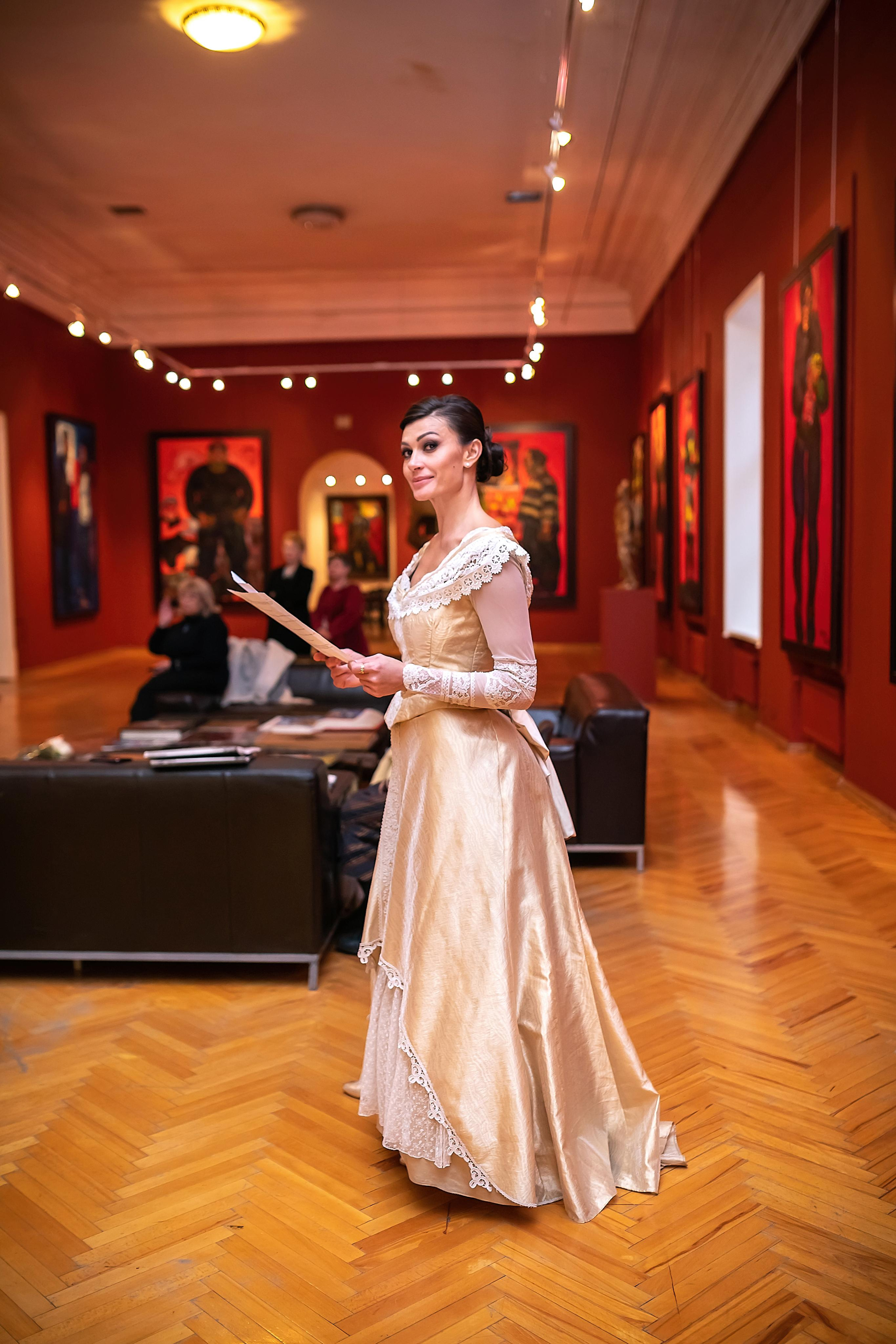 Спектакль из репертуара театра Киноактера в галерее Зураба Церетели 15.04.2022. Фотограф крещения и венчания Антонова Надежда г. Москва