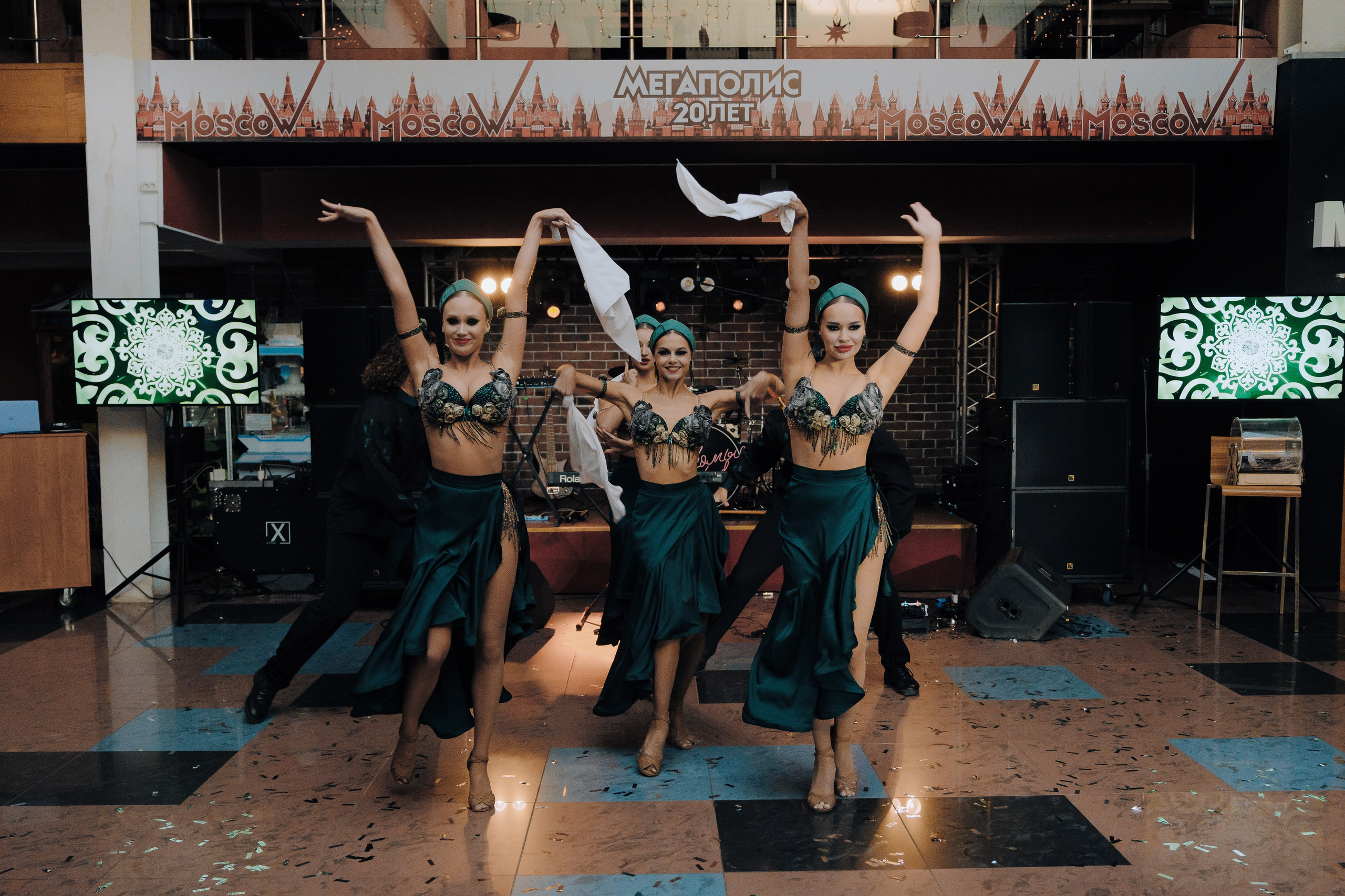 20 ЛЕТ МЕГАПОЛИС ЧЕЛЯБИНСК ХЕДЛАЙНЕР ЕЛКА. Репортажный фотограф Зуев Роман г. Челябинск