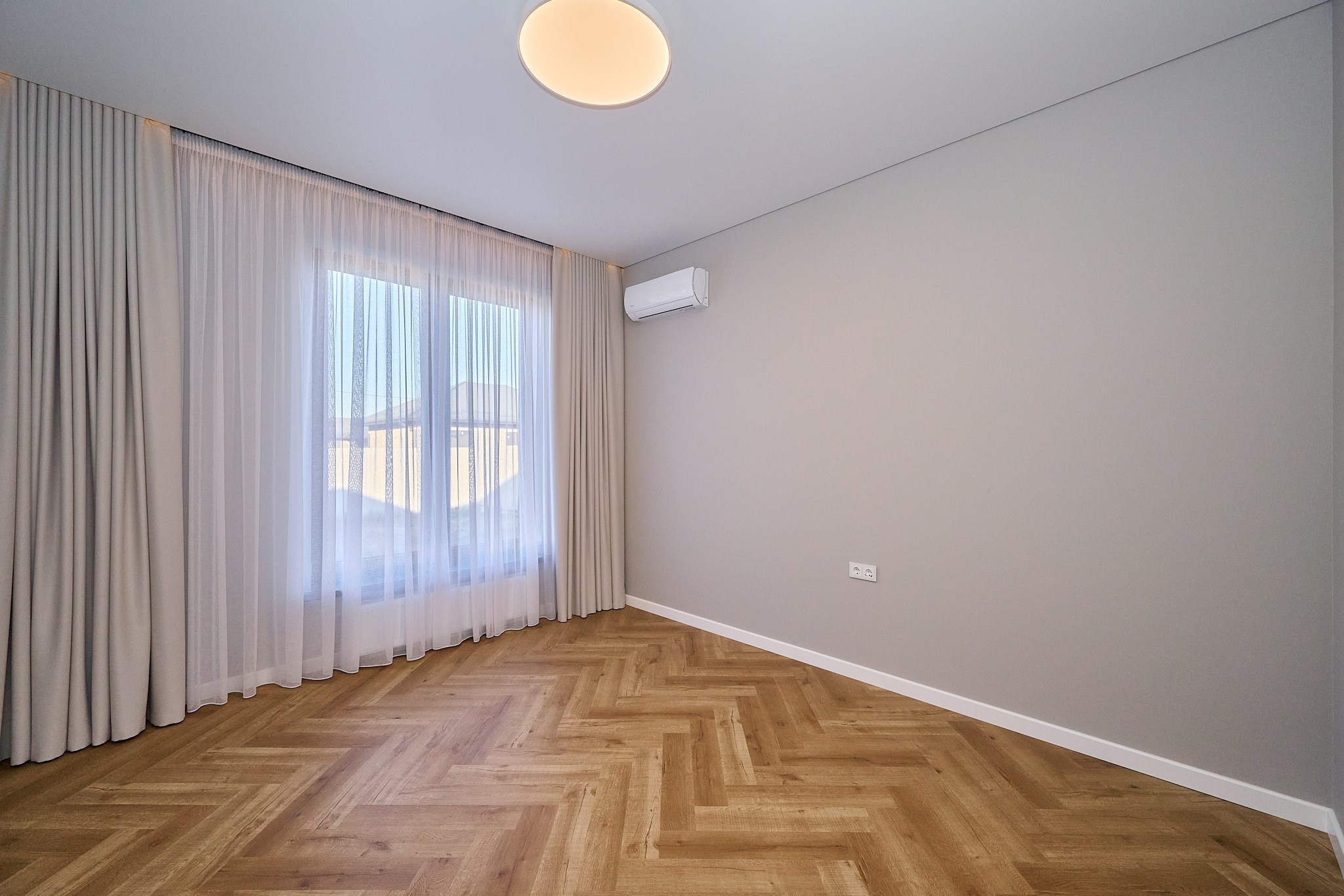 коричневый ламинат светлые стены бежевые шторы 