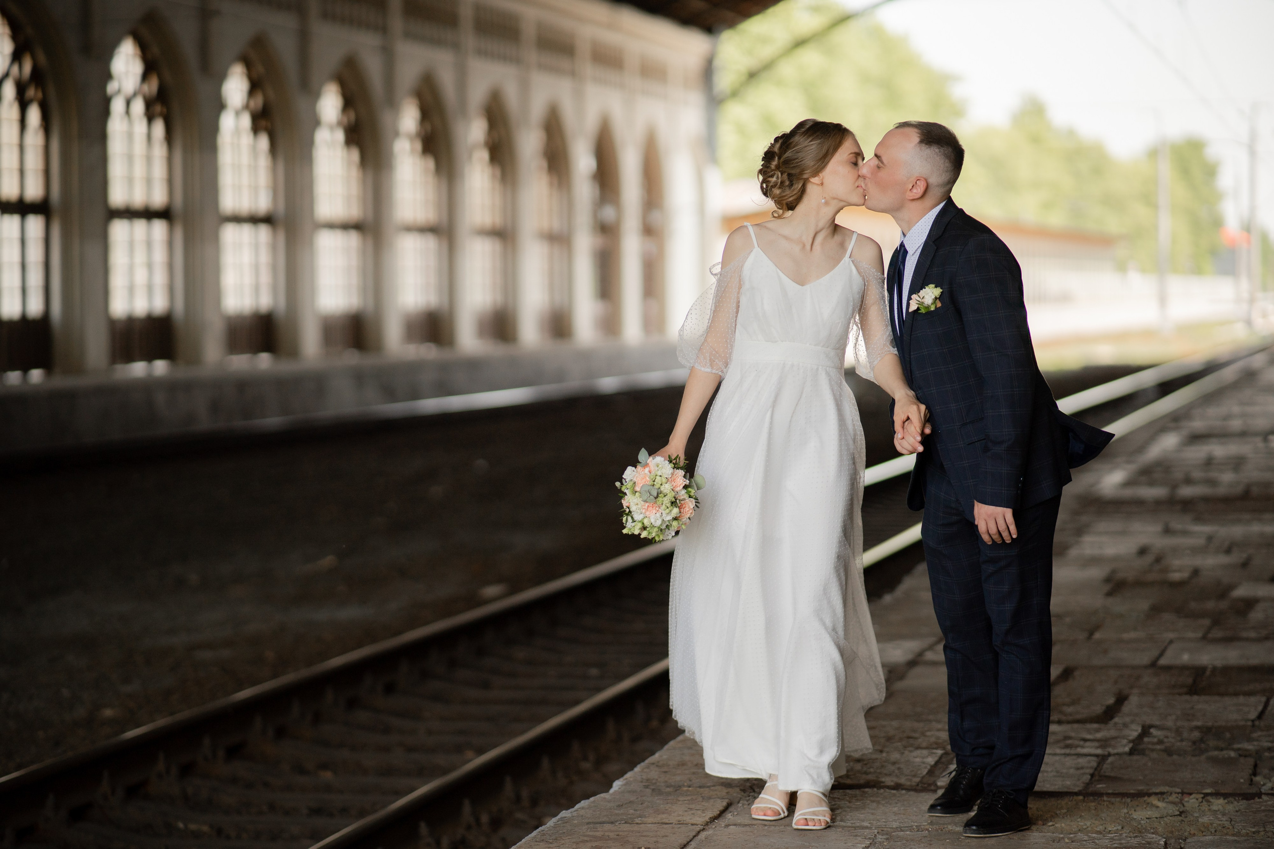 Свадебная фотосессия в ЗАГСе Петергофа. Свадебный фотограф Александр Невский в Санкт-Петербурге