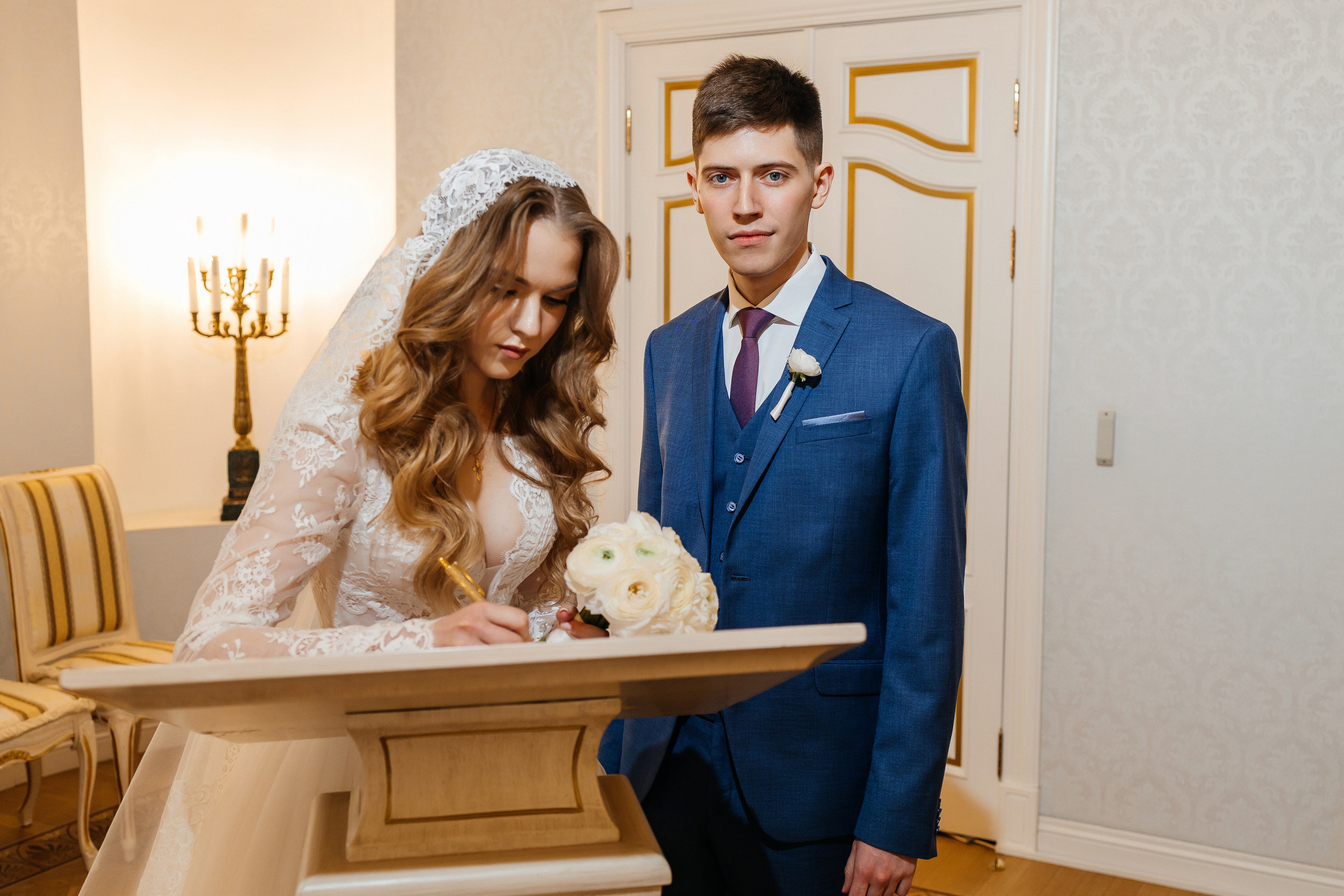 Роскошное утро пары в номере отеля. Олег Сверчков | Свадебный фотограф Вологда