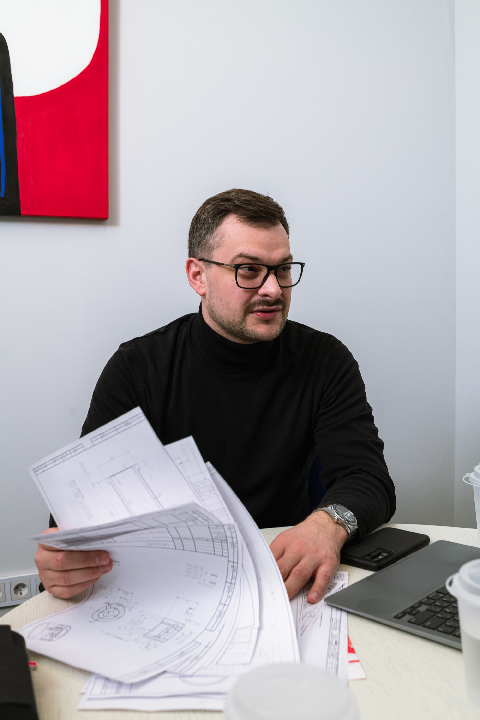 "Деловой портрет директора инжиниринговой компании на нейтральном фоне"