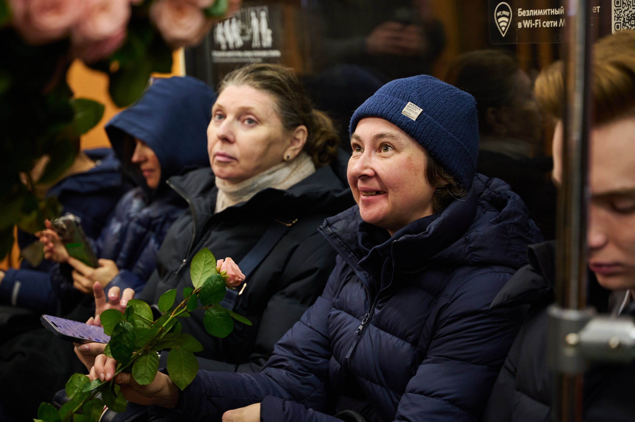 Раздача цветов в метро. Белова Полина — фотограф в Туле