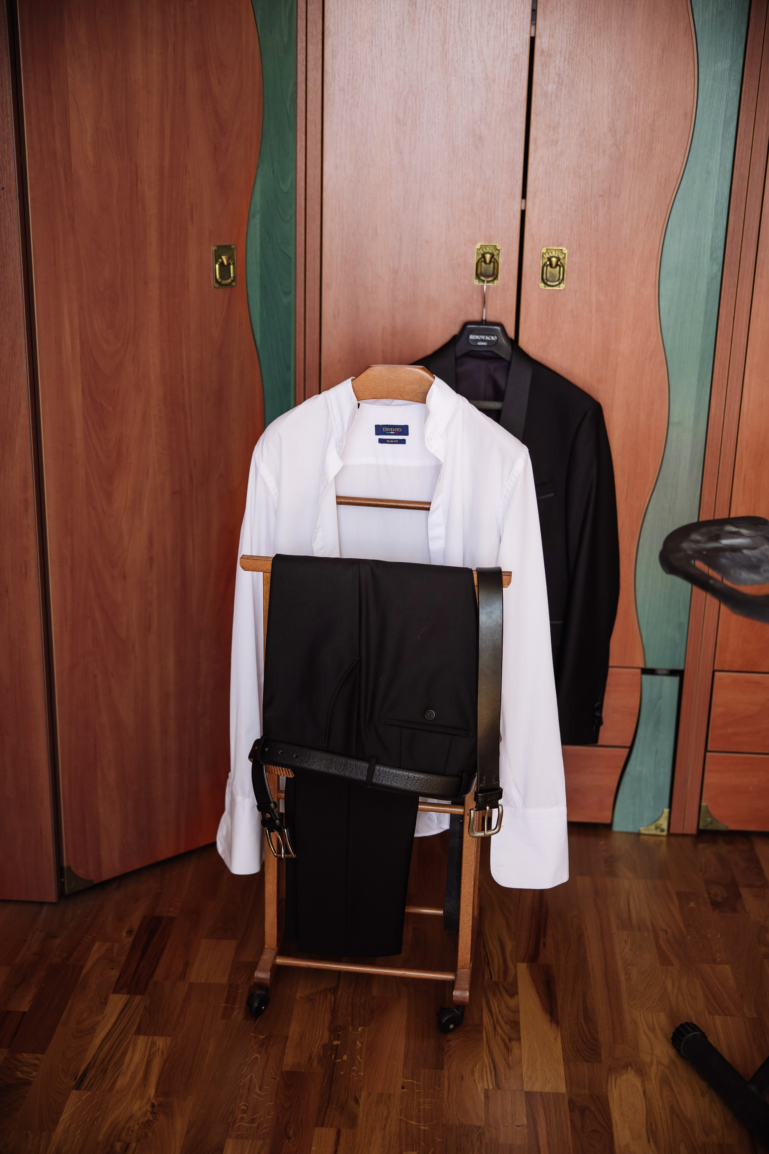 Костюм жениха на вешалке