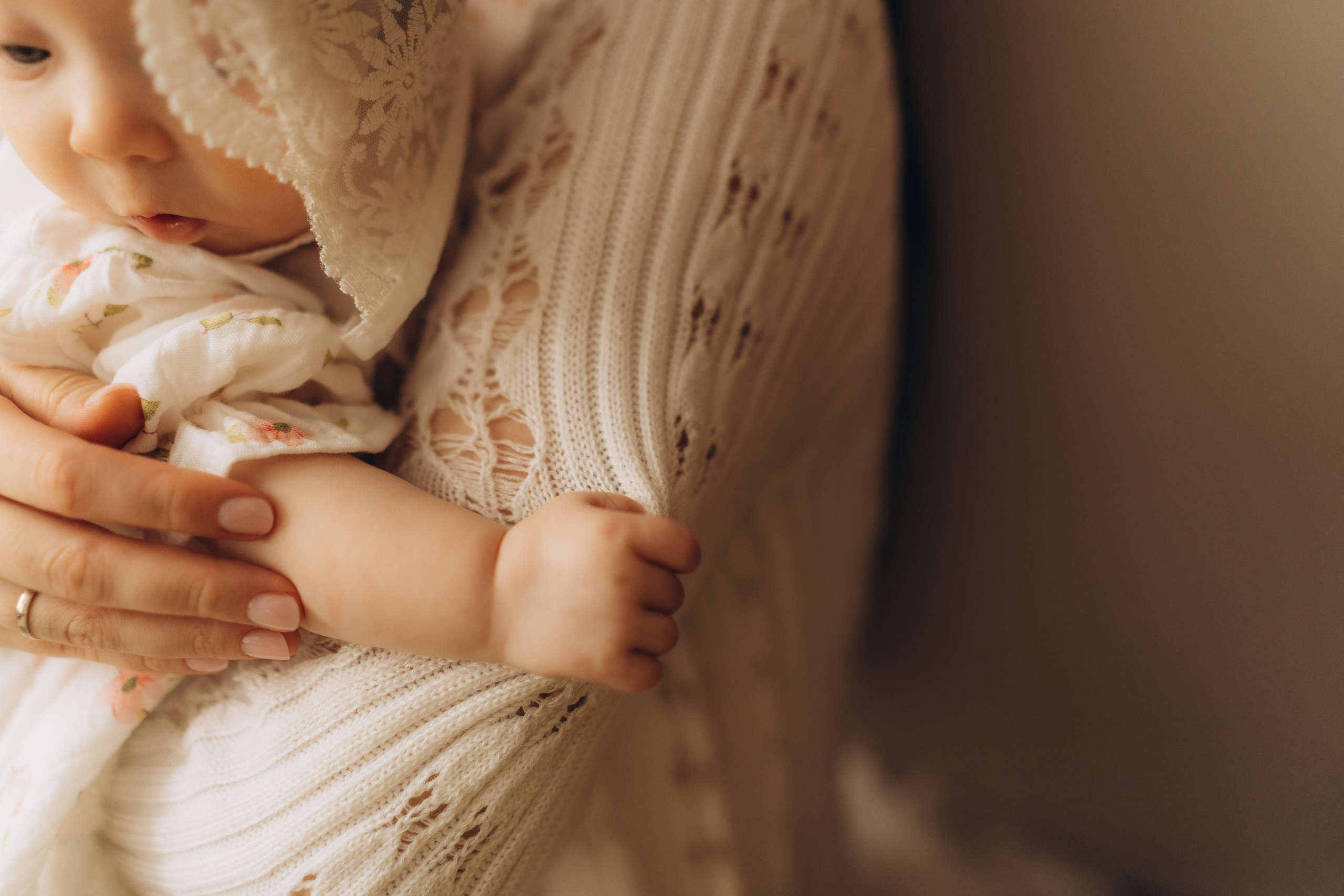 Мама с дочкой и мимозы. Семейный фотограф в Казани