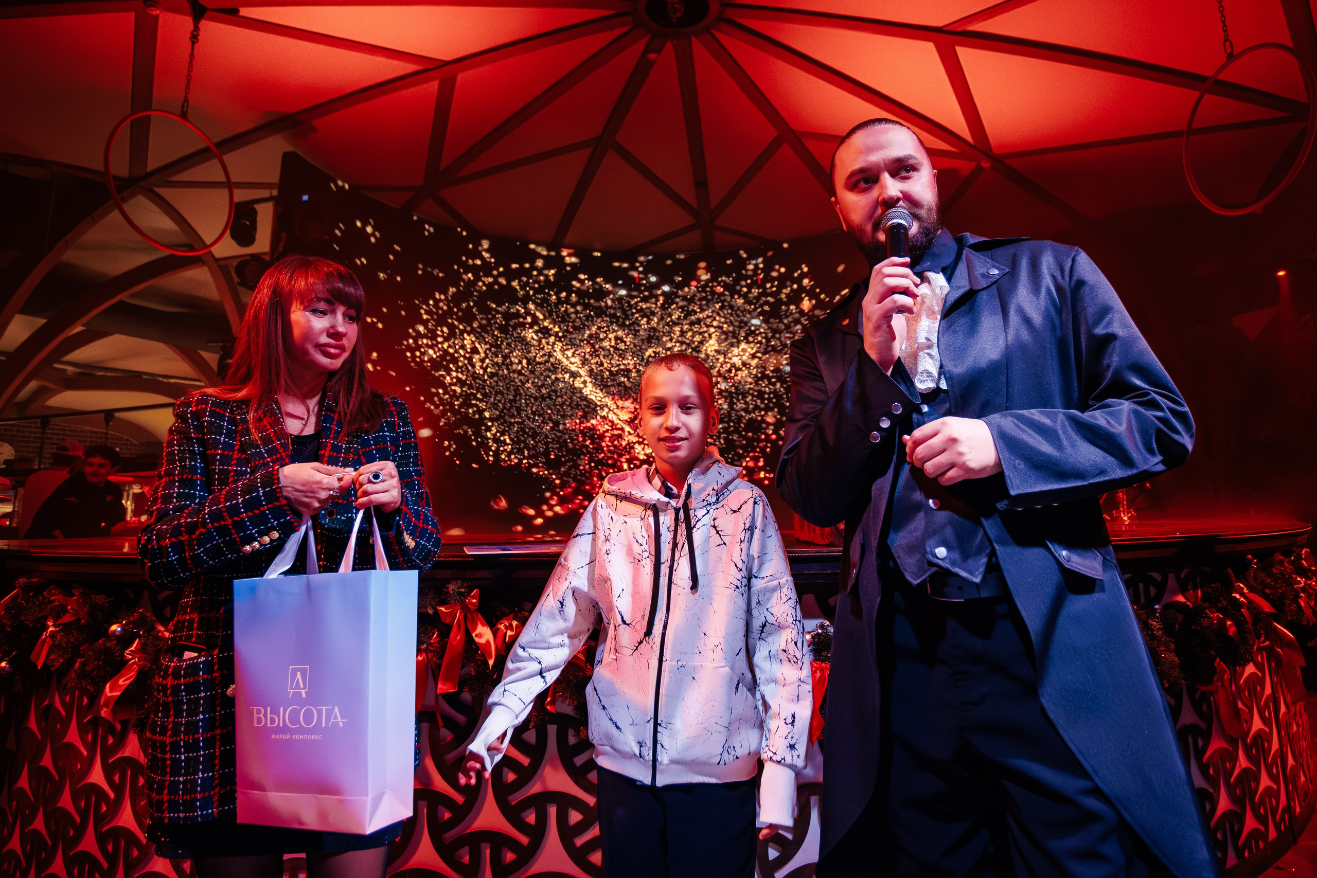 Новогодняя шоу-программа «MAGIC TIME» в PTIZZA BAR_Ялта_31.12.2025. Аминов Руслан | Фотограф