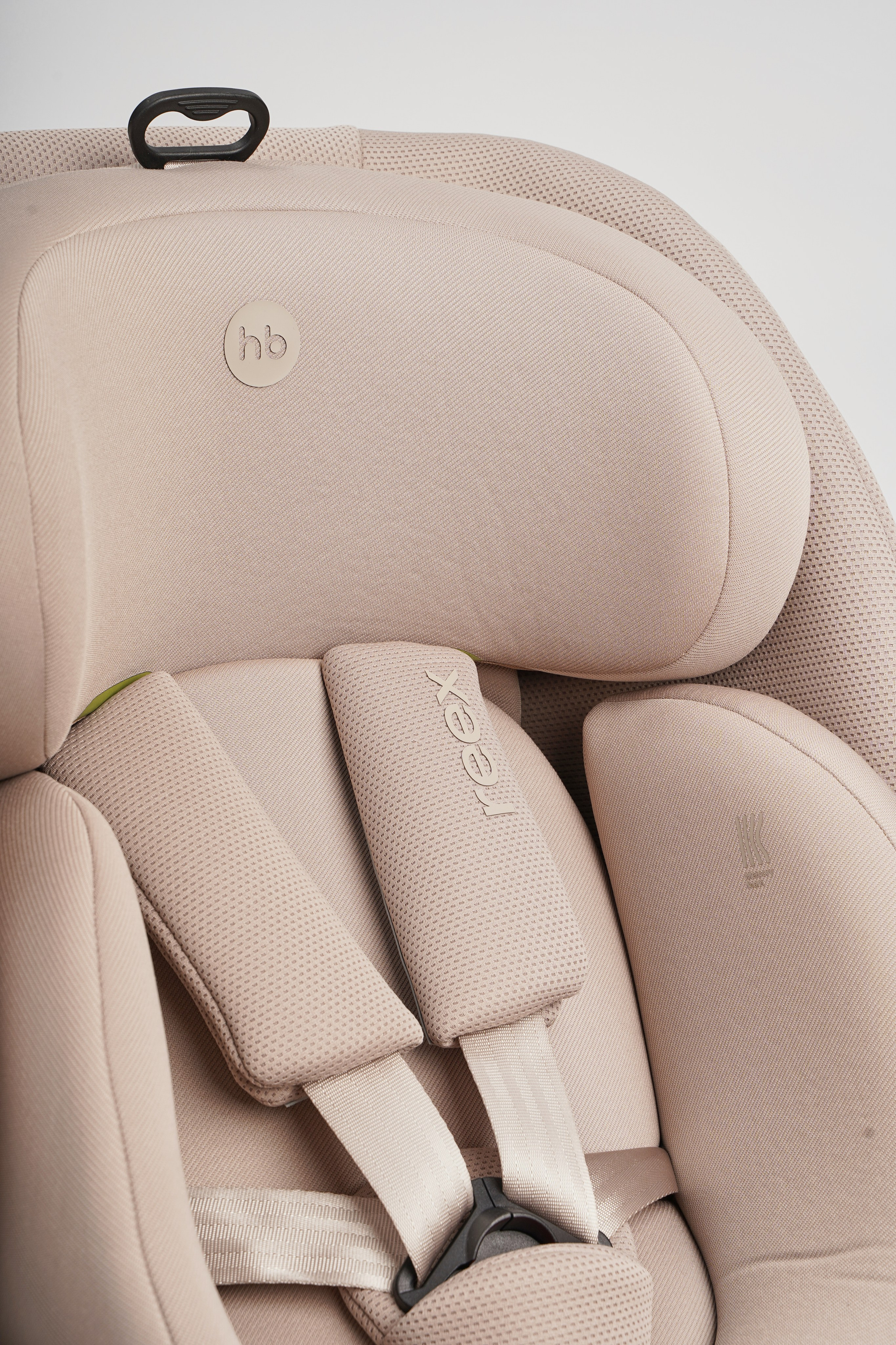 Фотография рекламного продукта на белом фоне для интернет-магазина" фотосъемка автомобильные, детские кресла высокого качества и безопасности, фотосъемка для сайта, продажи на маркет-плейсах. рекламная съемка, демонстрационная съемка, функциональная съемка на белом фоне.