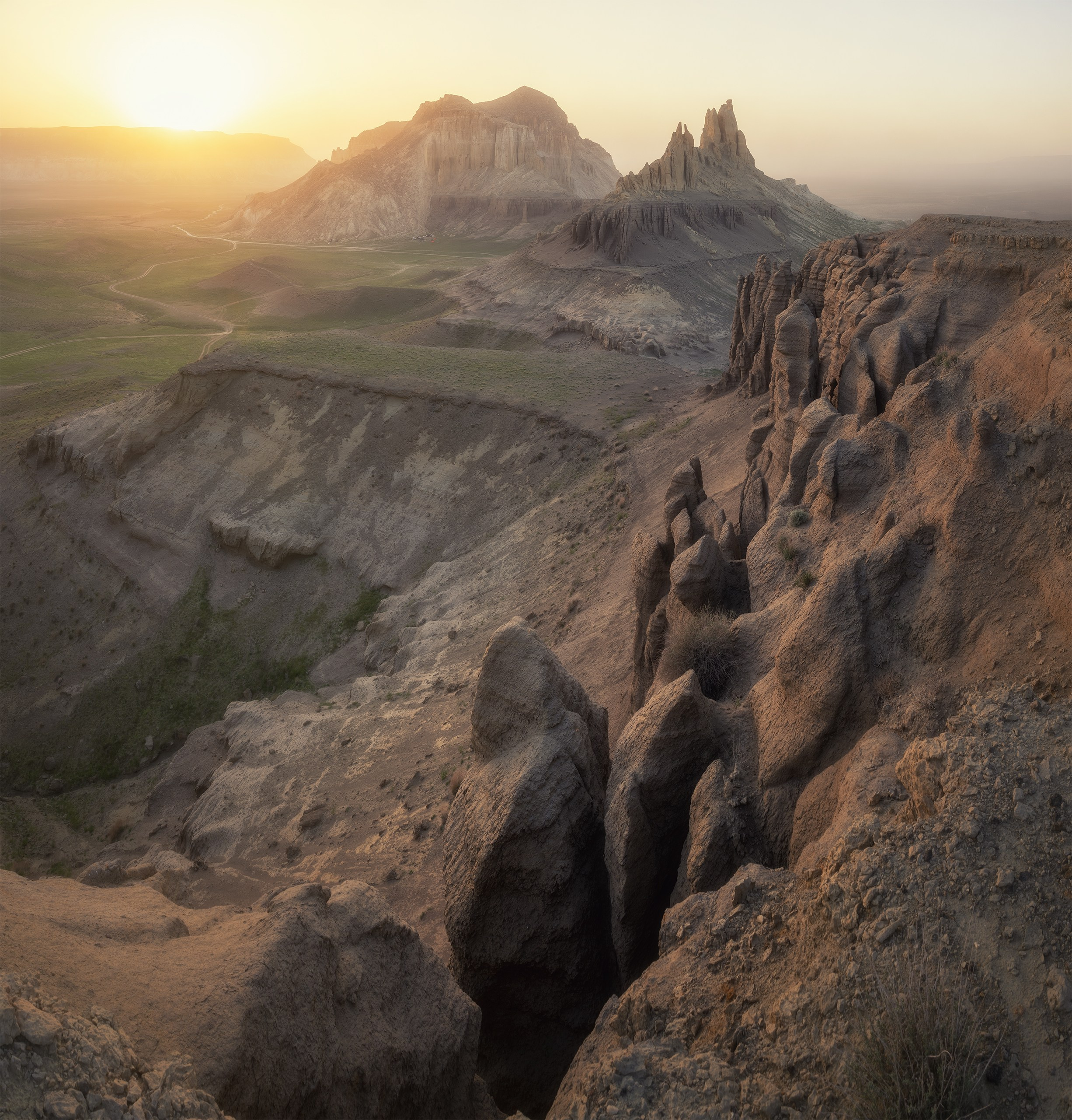 Стоя на краю, видим долину замков Айракты, при этом садится солнце которое не видно за песчаной бурей. 