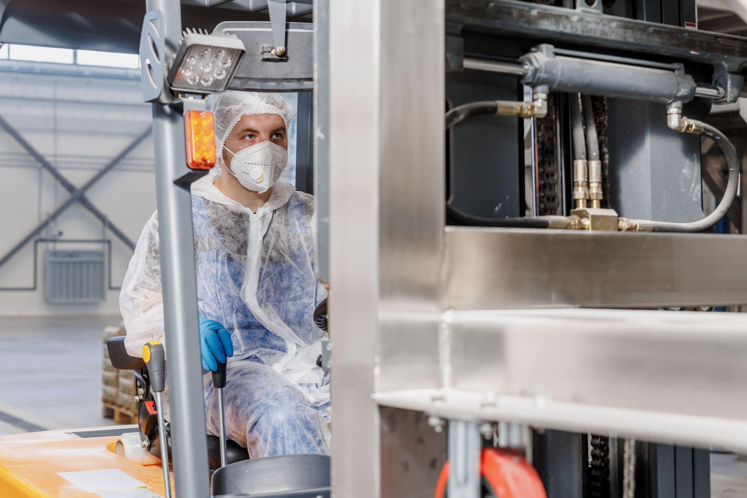 Рабочий процесс — сотрудники контролируют этапы производства