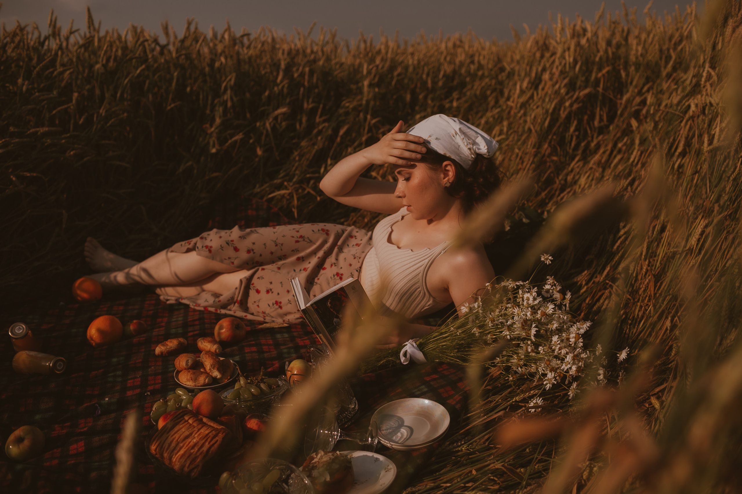 Фотосессия девушек подружек в поле. Свадебный и репортажный фотограф в Ярославле и Санкт-Петербурге Роман Микрюков