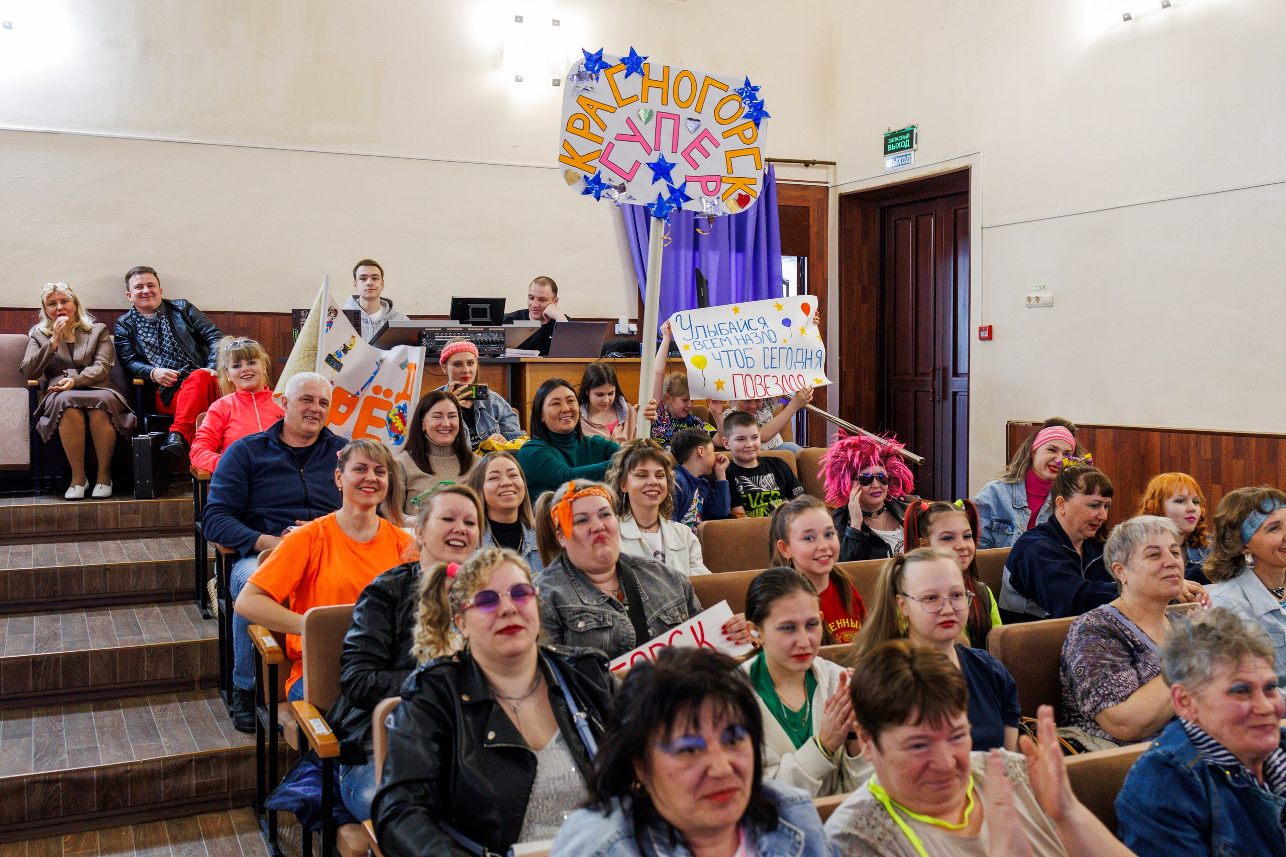 Школьный КВН в Томари. Свадебный, семейный и репортажный фотограф в Южно-Сахалинске Артур Петросян