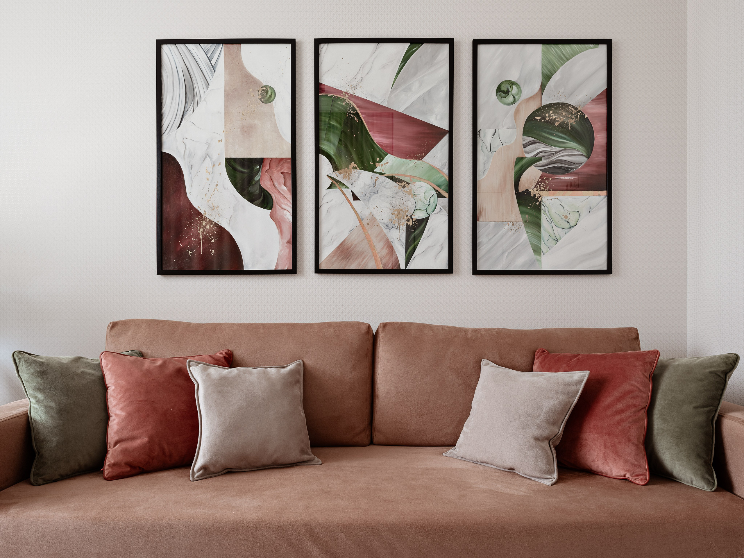 Современный интерьер гостиной с коричневым диваном и декоративными подушками в зелёных и терракотовых оттенках, абстрактные картины на стене, уютная атмосфера, дизайнер Алина Чередниченко, фотограф Сергей Денисенко