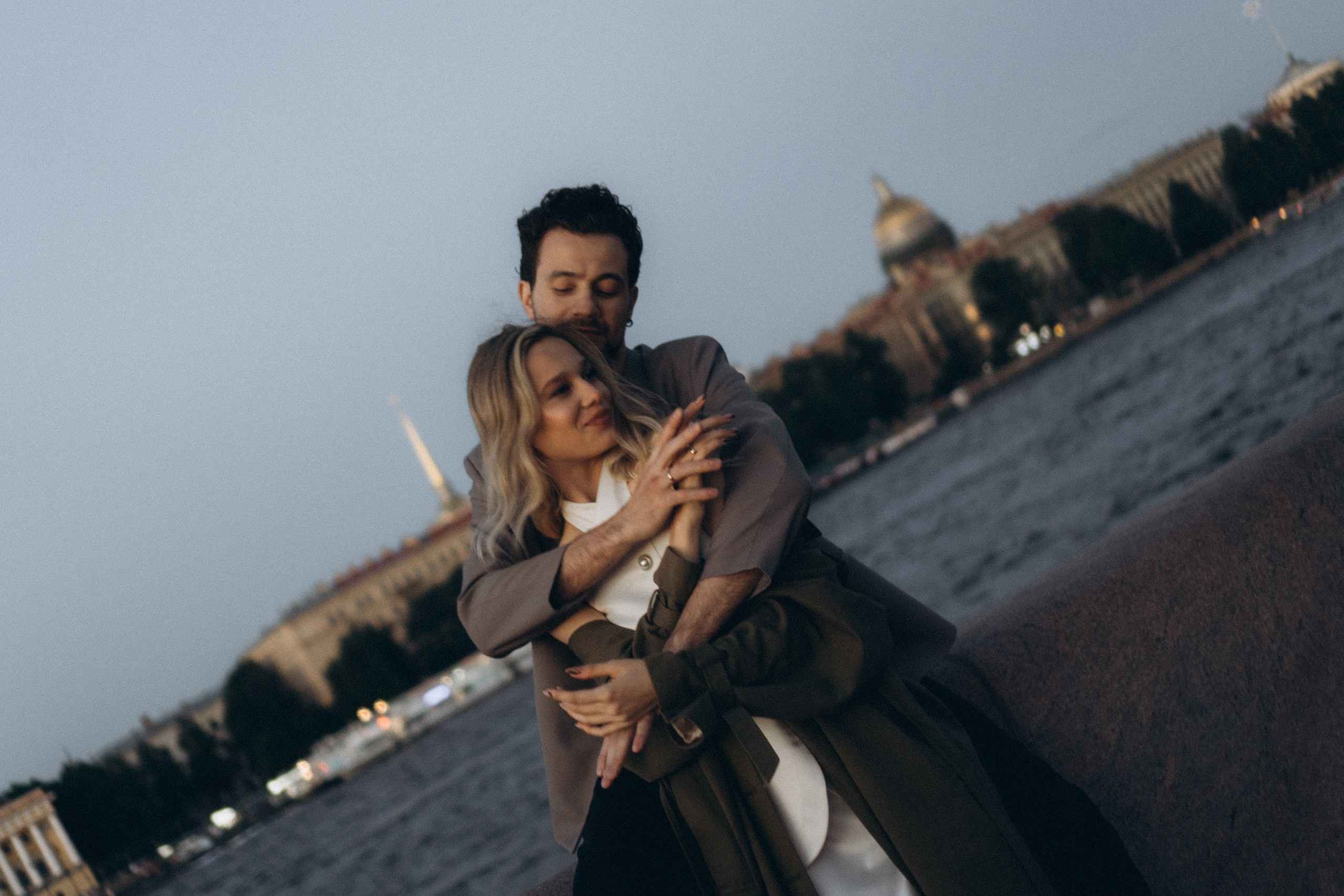 СВАДЕБНАЯ СЬЕМКА ПАРЫ НА РАССВЕТЕ В БЕЛЫЕ НОЧИ И ПРОГУЛКА С РАЗВОДНЫМИ МОСТАМИ И ПИКНИК ВОЗЛЕ ИСАКИЕВСКОГО СОБОРА. Профессиональный фотограф, Санкт-Петербург — Виктория Богомолова