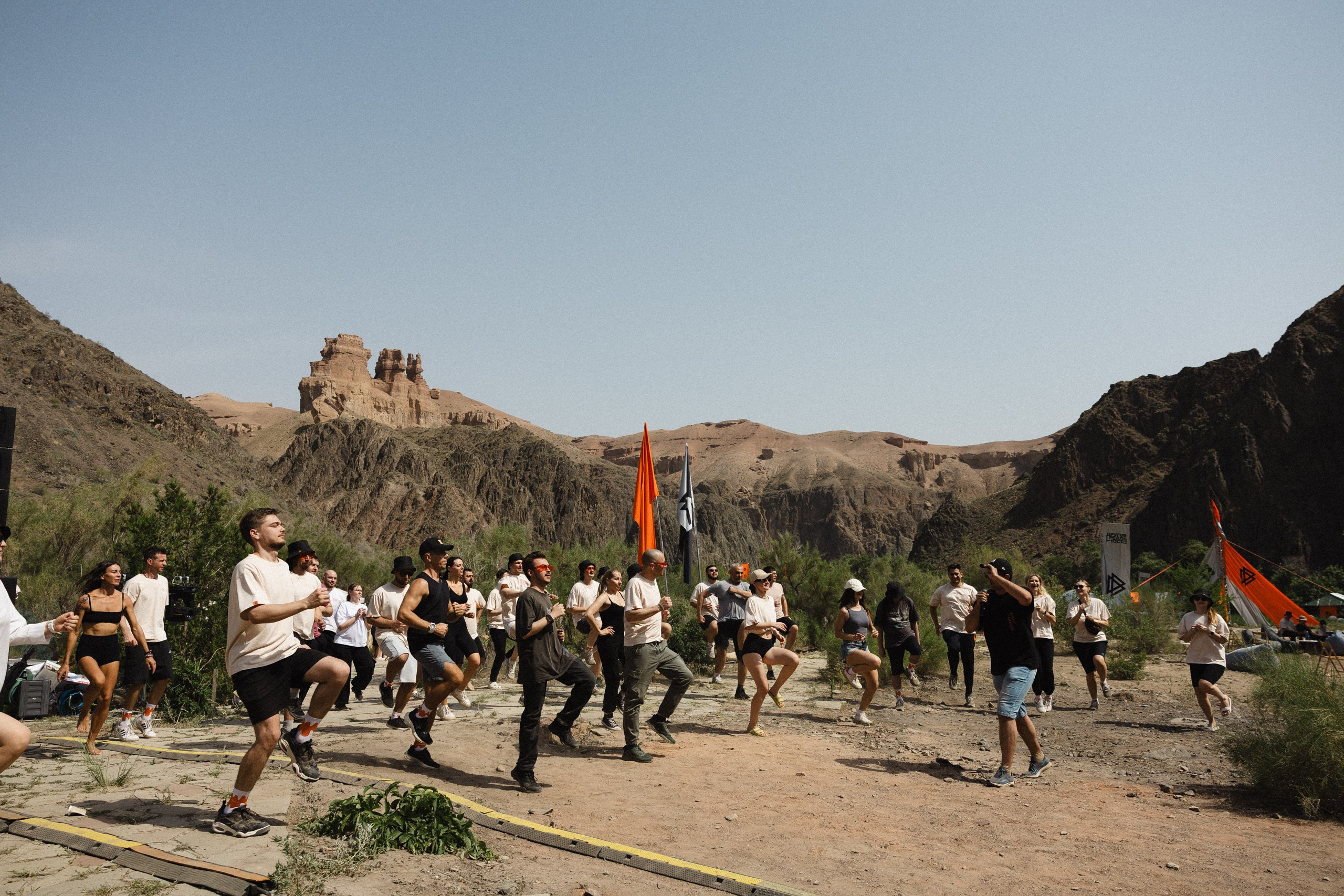 Здравствуйте! Я свадебный фотограф из Ульяновска, работаю в том числе по всей России и с выездом за границу. Снимаю свадьбы, lovestory, корпоративы, светский репортаж. Провожу обучение по фотографии, мастер-классы и воркшопы для других фотографов.