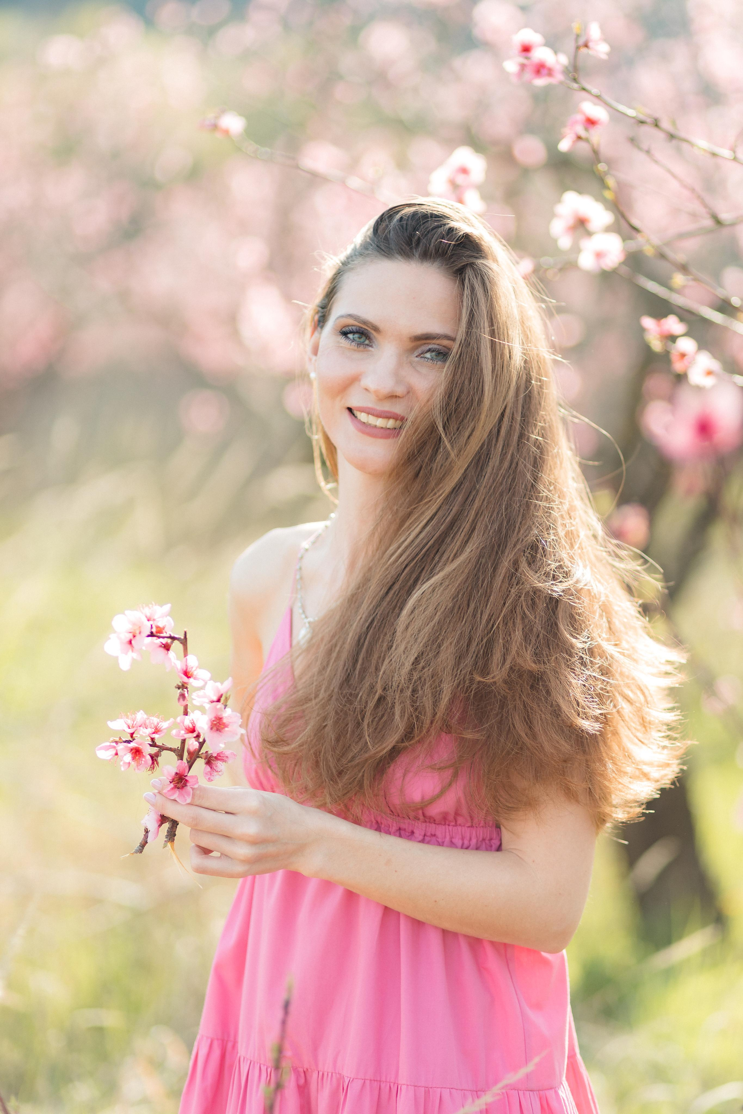 Мария и цветение персика