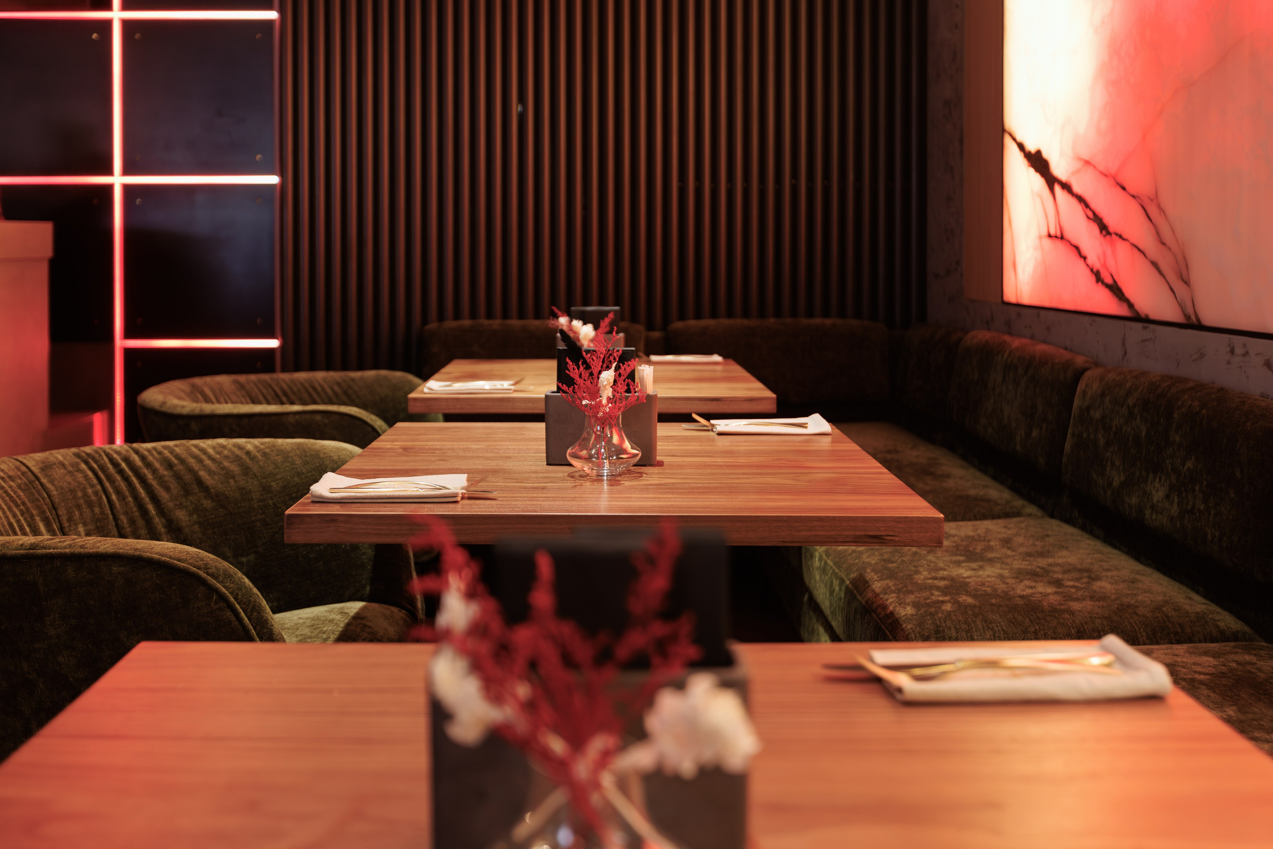 Фотограф для интерьерной съемки ресторана. Контент для бизнеса в Екатеринбурге Полдень Медиа