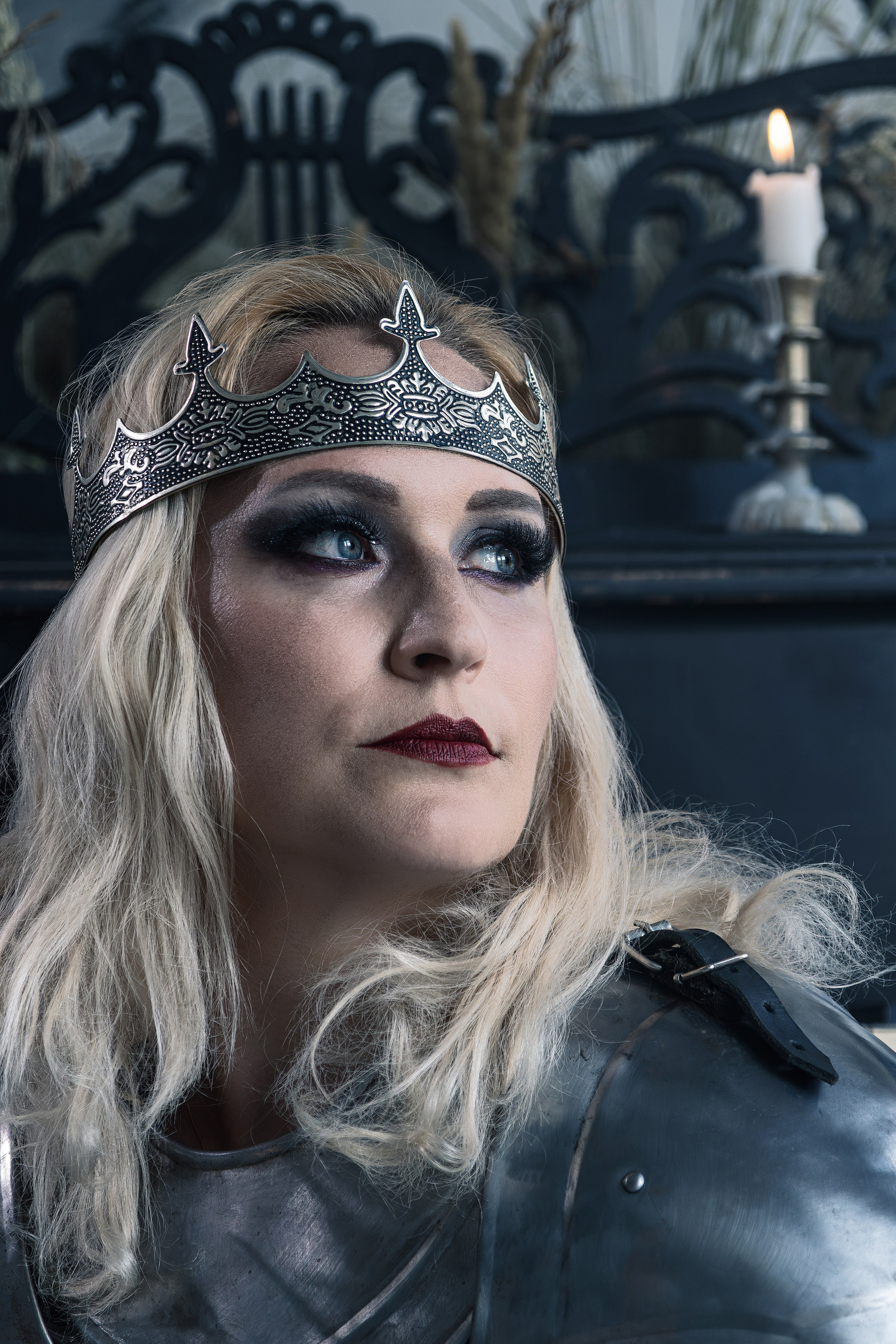 Фэнтези съёмка для моей мамы. В Ростове на Дону провёл ART съёмку для своей мамы. Надел на неё доспехи, корону и королевский макияж. Фотосессия с доспехами в Ростове. Женский портрет.