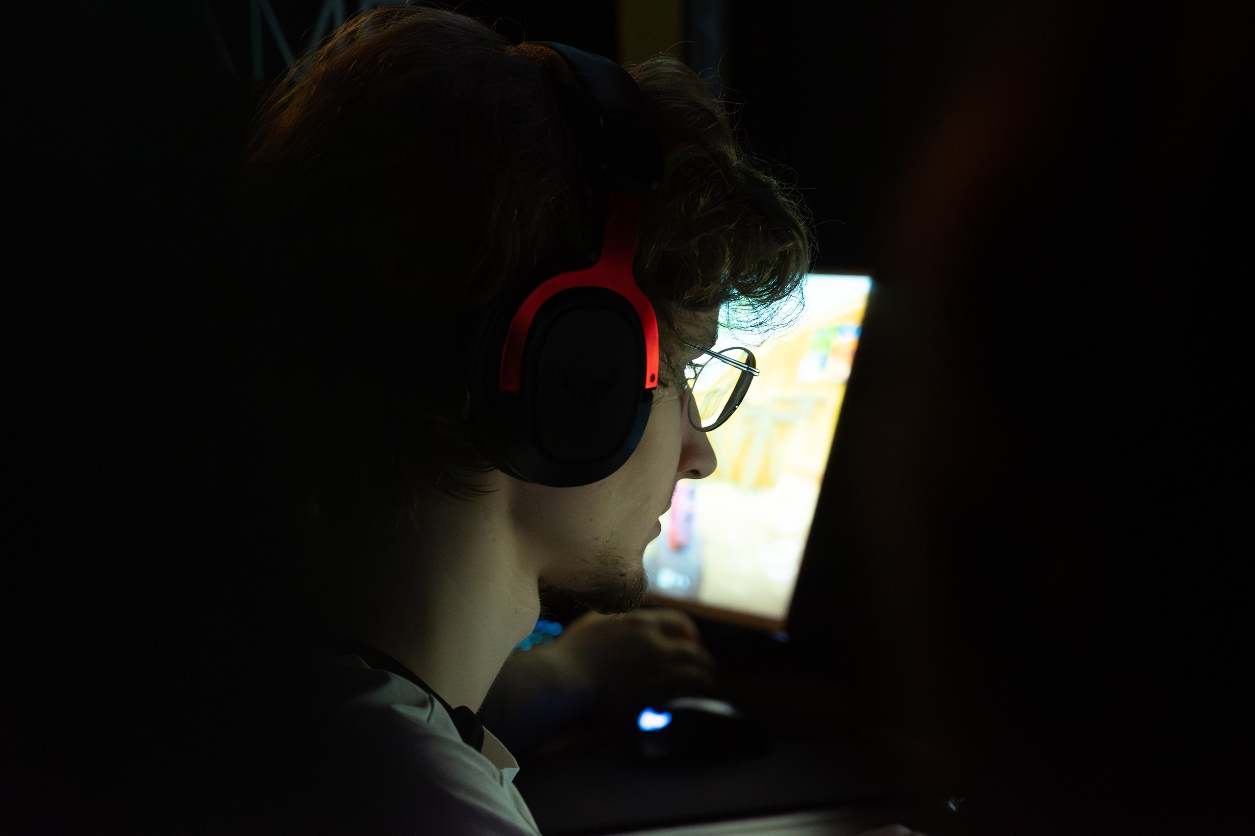 Репортаж в киберспортивном клубе Kolizeum. Фотограф мероприятий в Москве