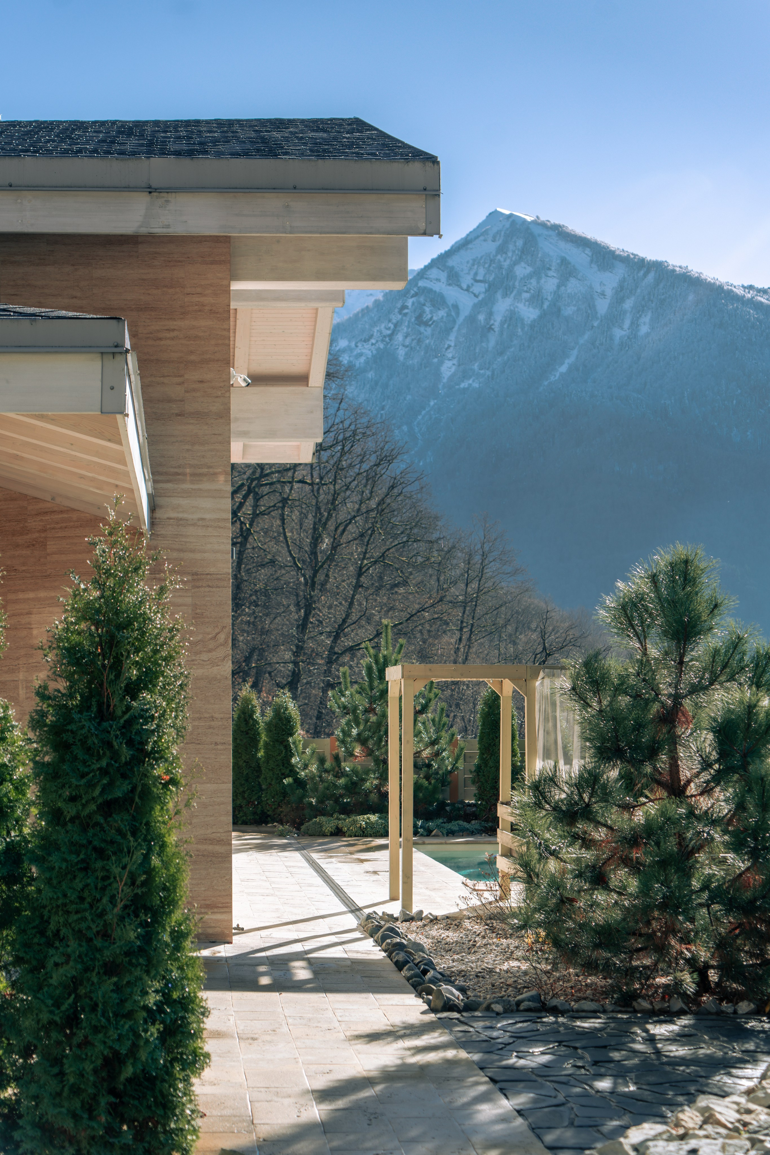 Загородный дом в стиле Шале белый — экстерьер. Репортажный фотограф в Красной Поляне и Сочи Павлюченко Екатерина