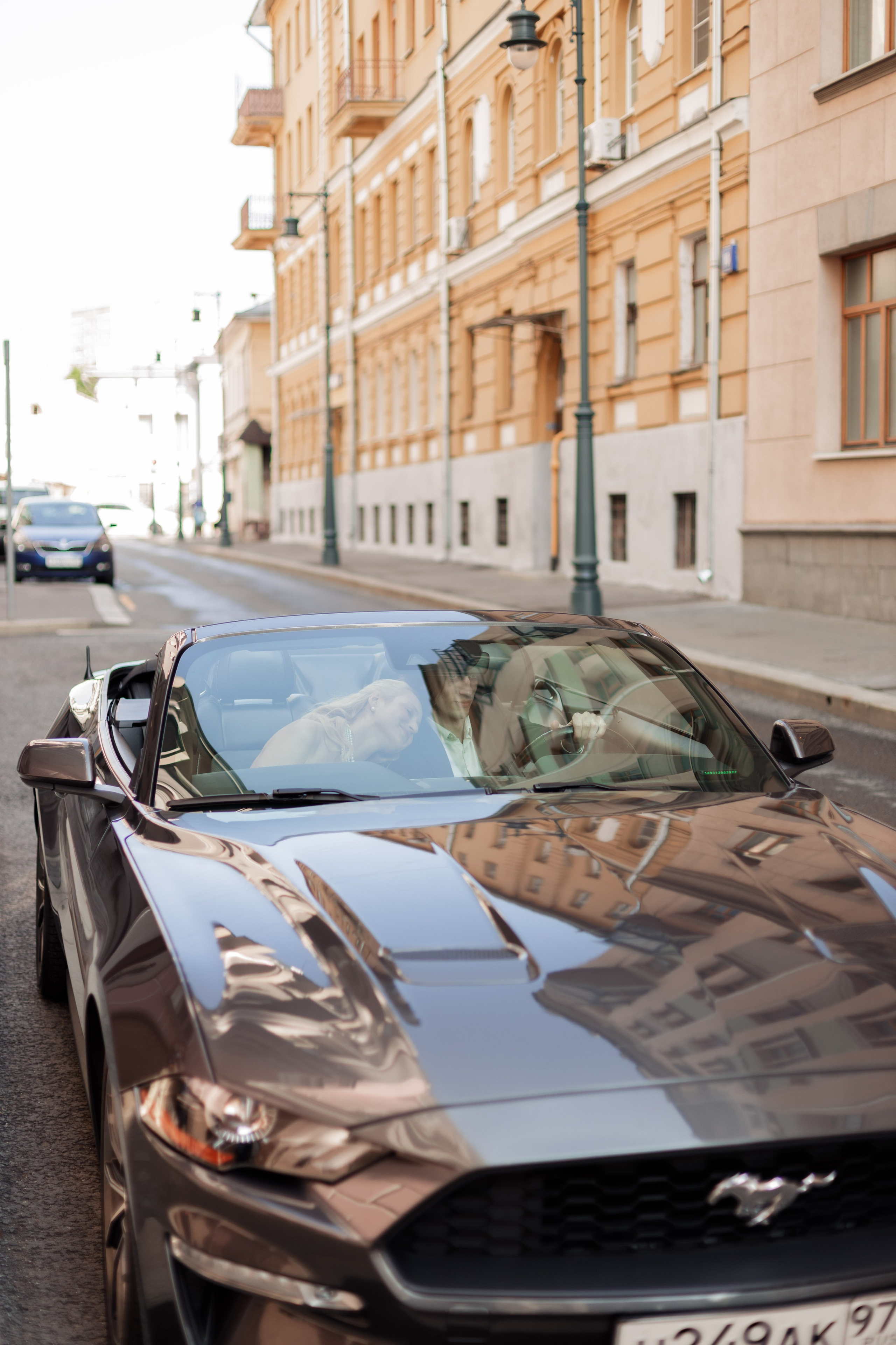 Свадебная фотосессия с автомобилем в центре Москвы, фотограф свадьбам Москва