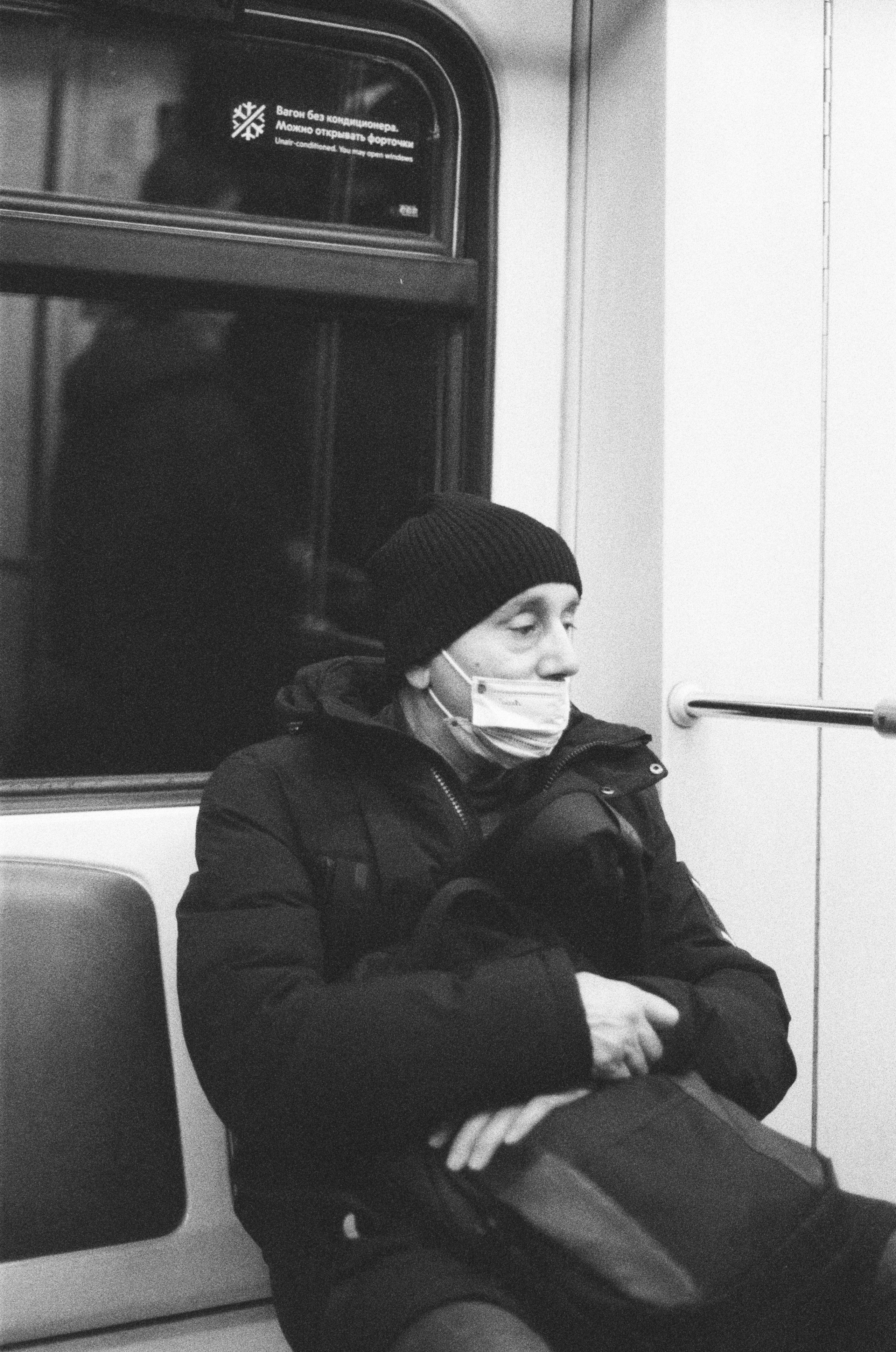 Фотосерия «Час пик»: динамика городской суеты в моменты транспортного и человеческого потока, игра света, тени и контраста в хронике городского движения. Фотограф: Ожерельев Лев