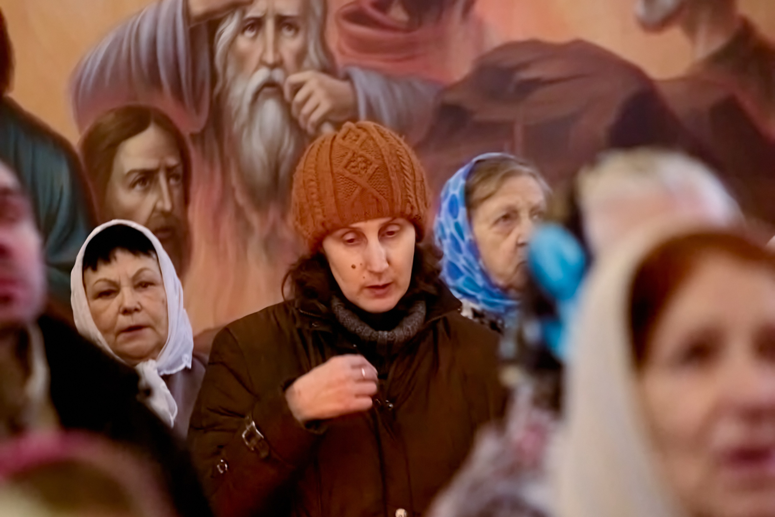 Молящиеся женщина в храме стоит на службе