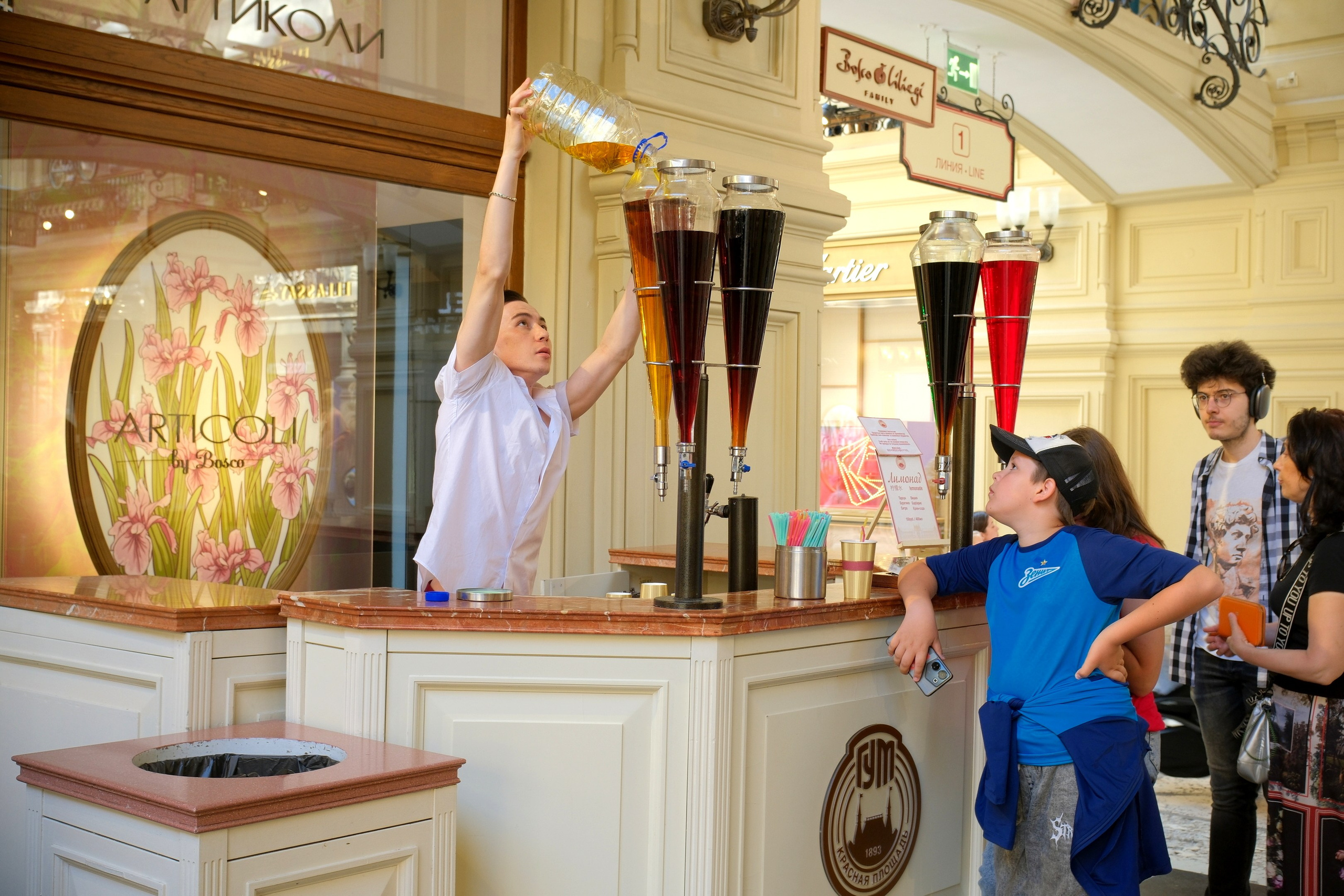 Улица, люди, жизнь…