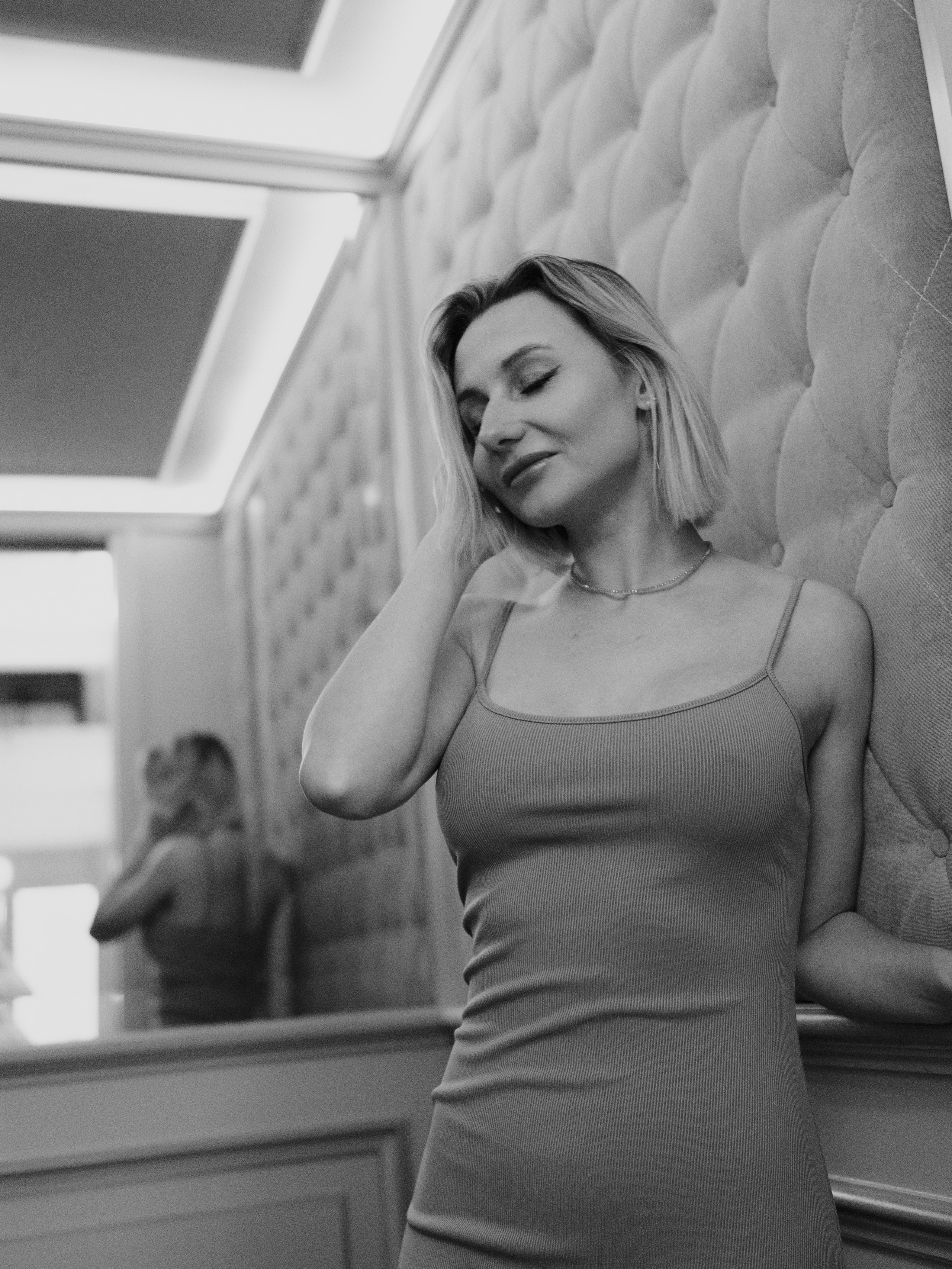 Черно-белая фотосессия красивой девушки