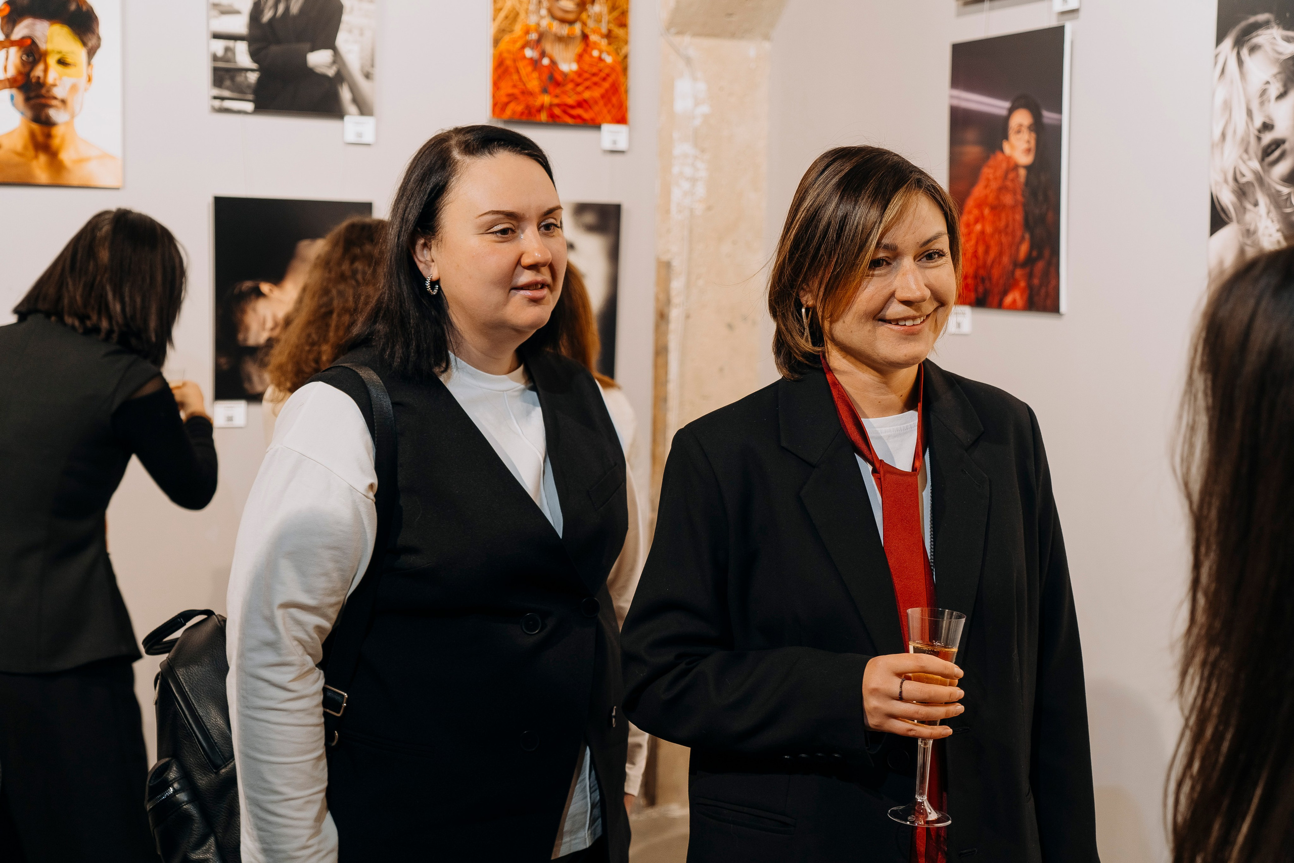 Вернисаж фотовыставки MFamilia «Гармония различий». Организация фотовыставок в Петербурге и Москве, MFamilia (МФамилия)