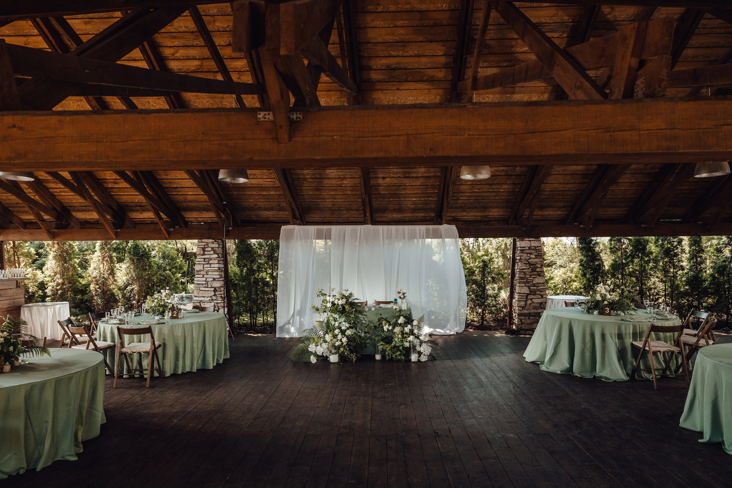 Свадебная фотосессия в мини-отеле Таежный в Москве